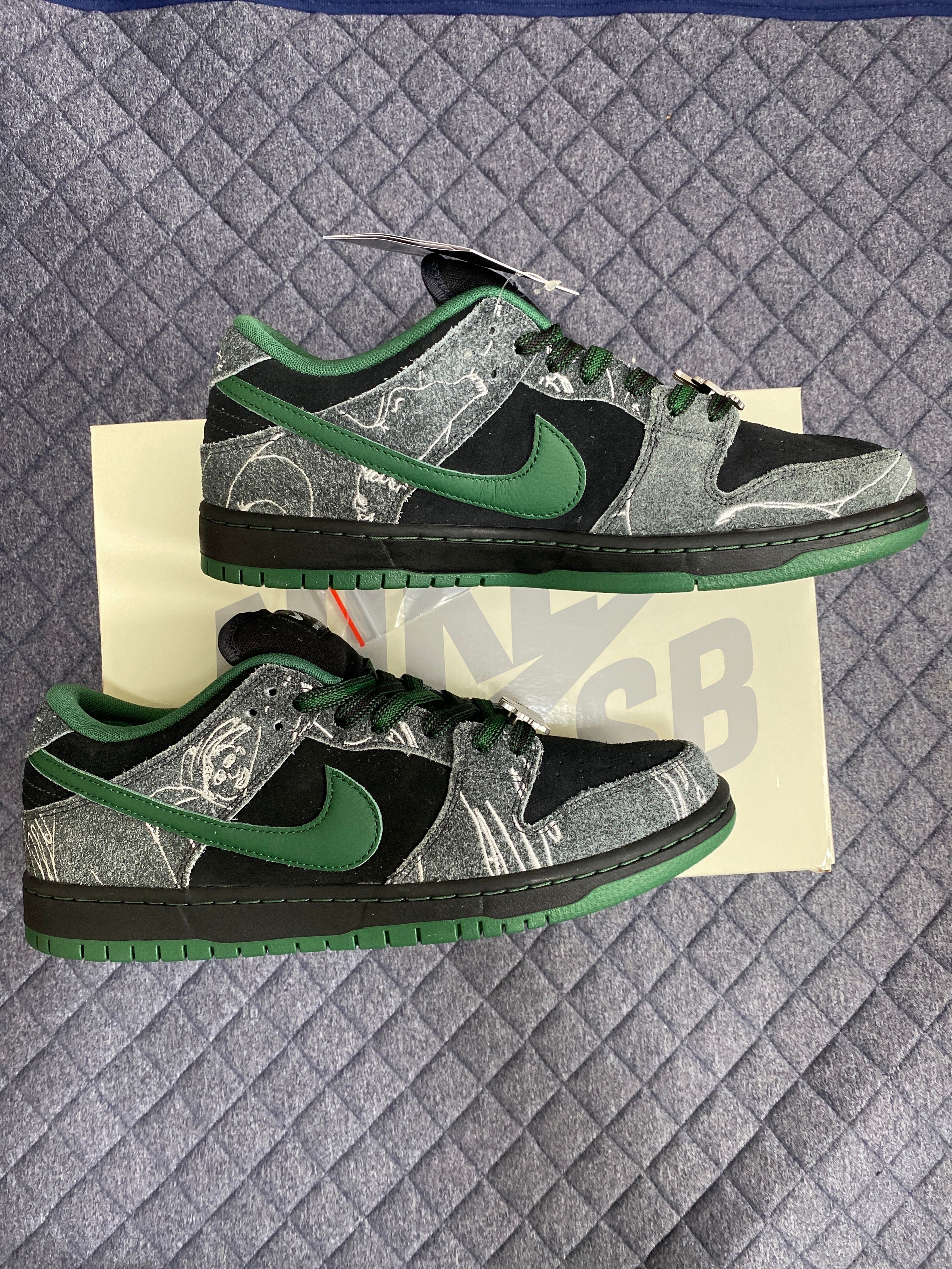 There Skateboards × Nike SB Dunk Low Pro "Anthracite and Gorge Green"
