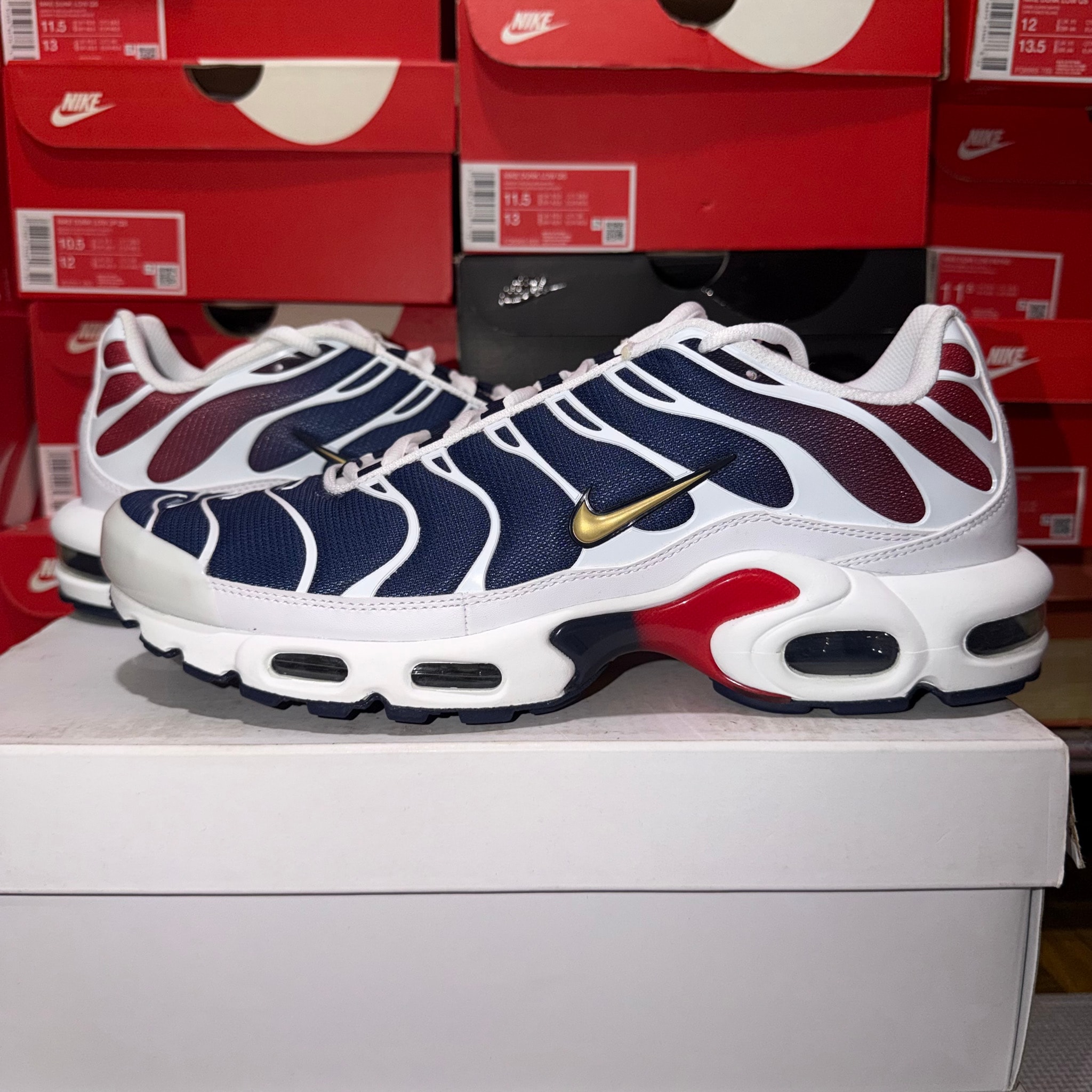 Paris Saint-Germain (PSG) × Nike Air Max Plus "White/Midnight Navy/University Red/Metallic Gold"