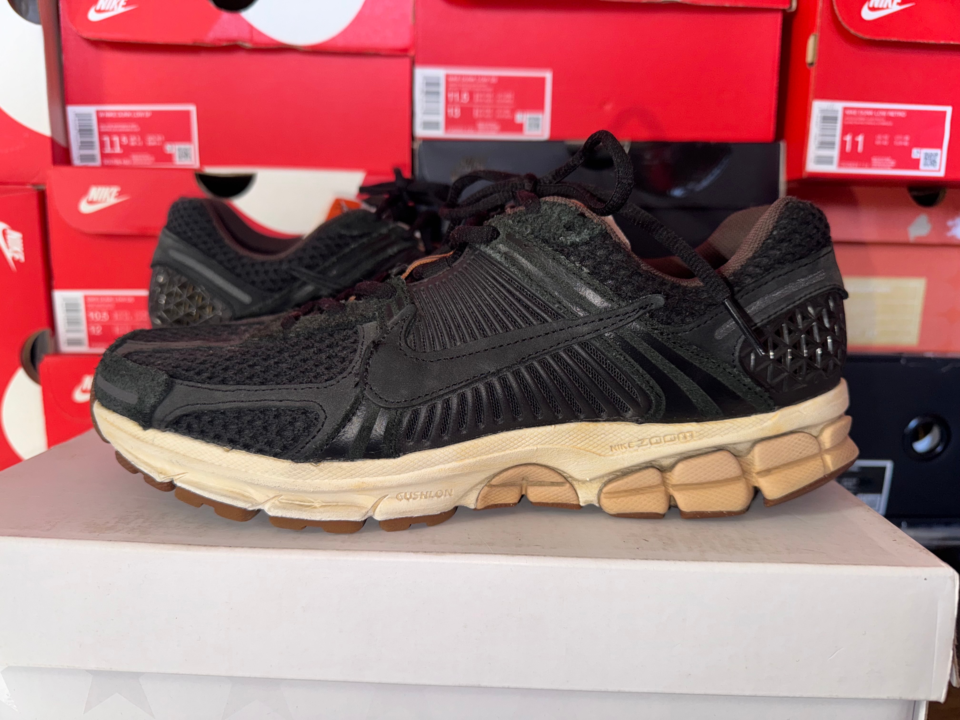 ナイキ ウィメンズ ズーム ボメロ5 ランニングラビット "ブラック"