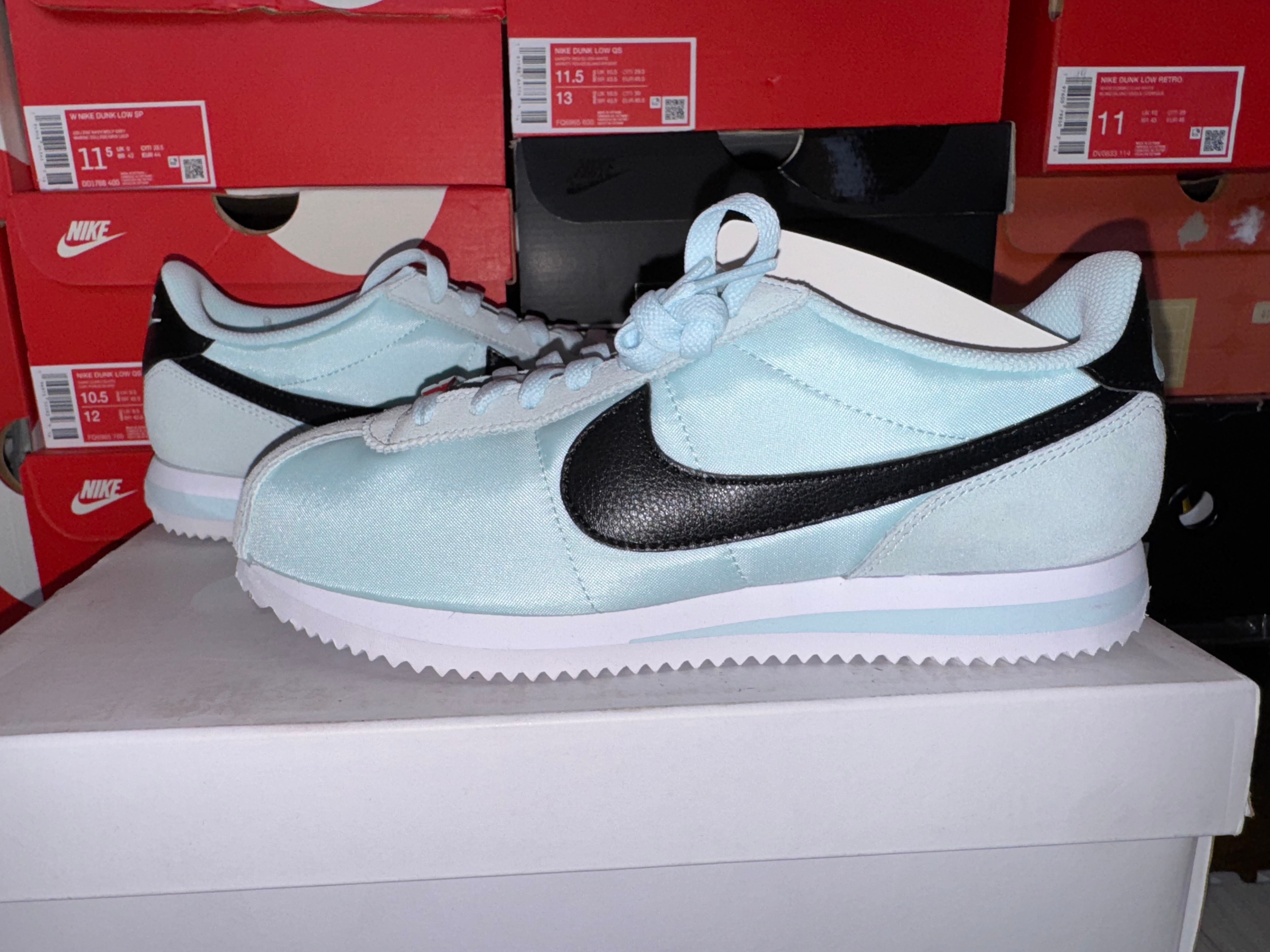 ナイキ ウィメンズ コルテッツ テキスタイル "グレイシャーブルー/ブラック"