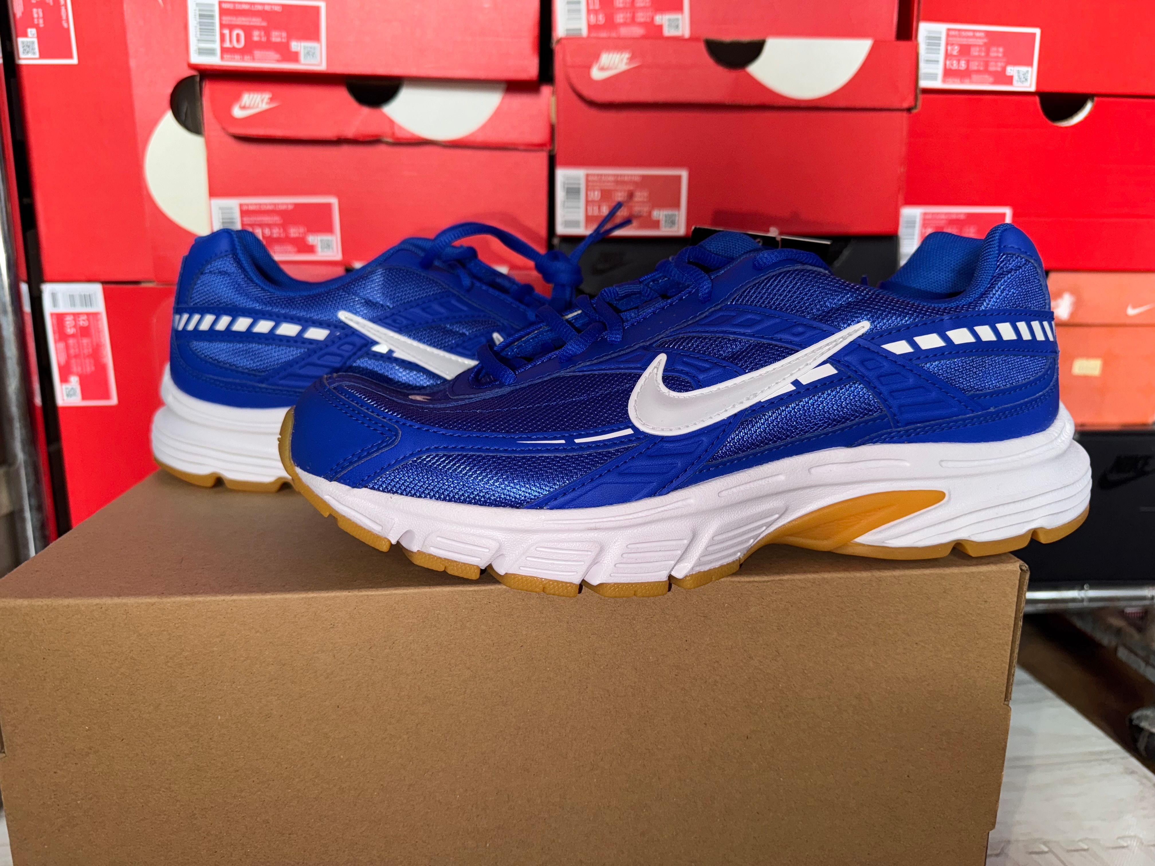 ナイキ イニシエーター "レーサーブルー/ガムイエロー/ホワイト"