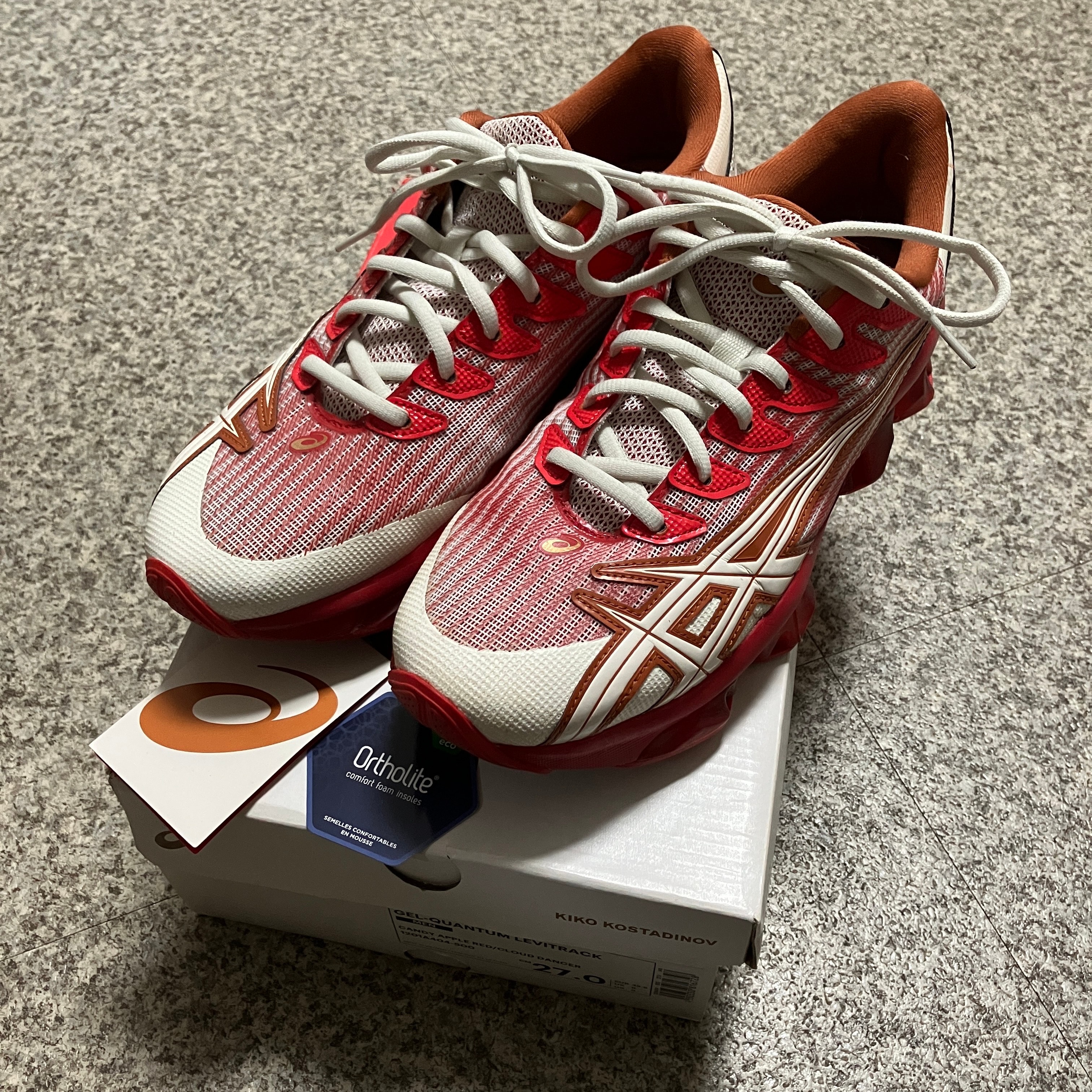 キココスタディノフ × アシックス ゲルクォンタム レヴィトラック "キャンディアップル"