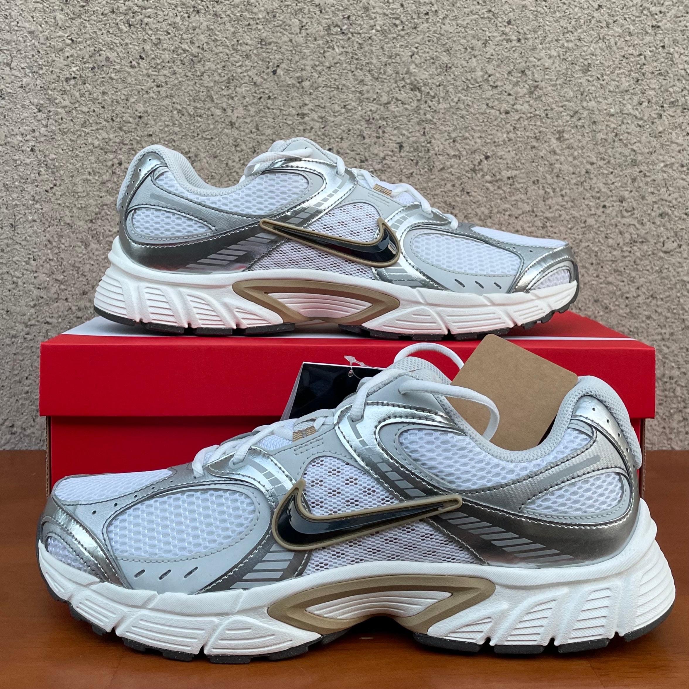 ナイキ V5 RNR "ホワイト/ミディアムアッシュ/パラシュートベージュ/メタリックピューター/フォトンダスト/セイル"