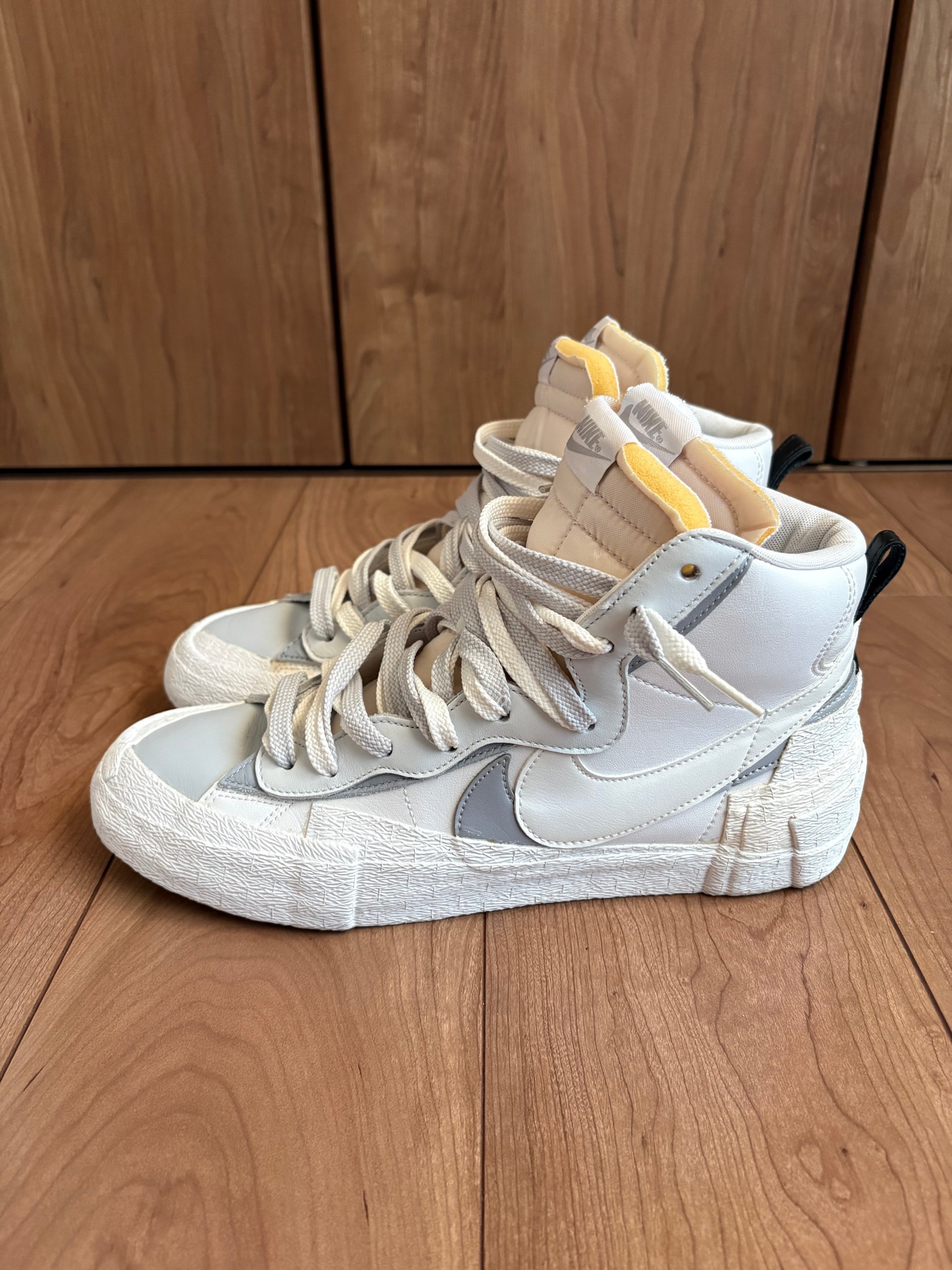 sacai × NIKE BLAZER MID "WHITE/WOLF GREY"