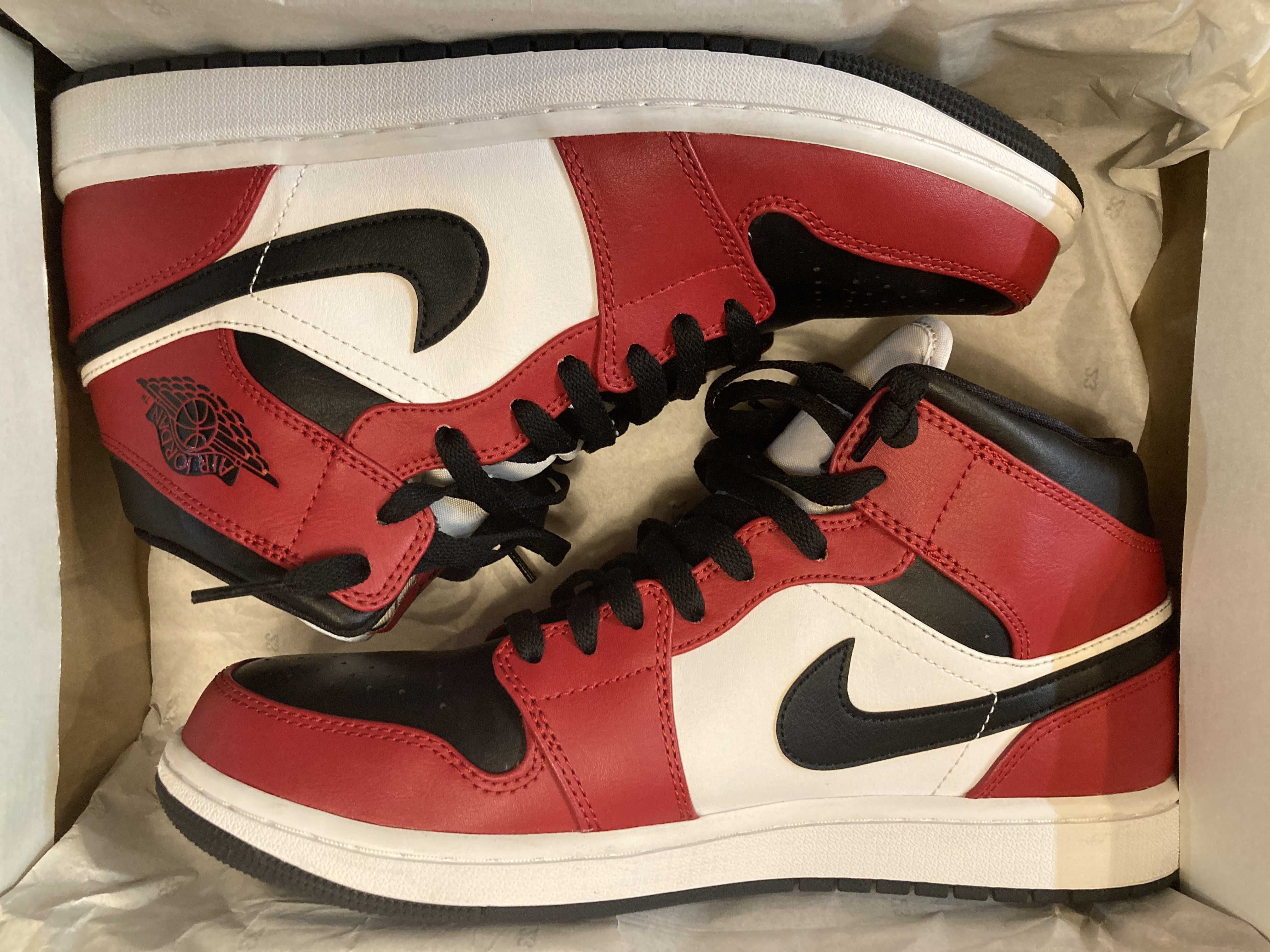 Nike Air Jordan 1 Mid "Chicago Black Toe"