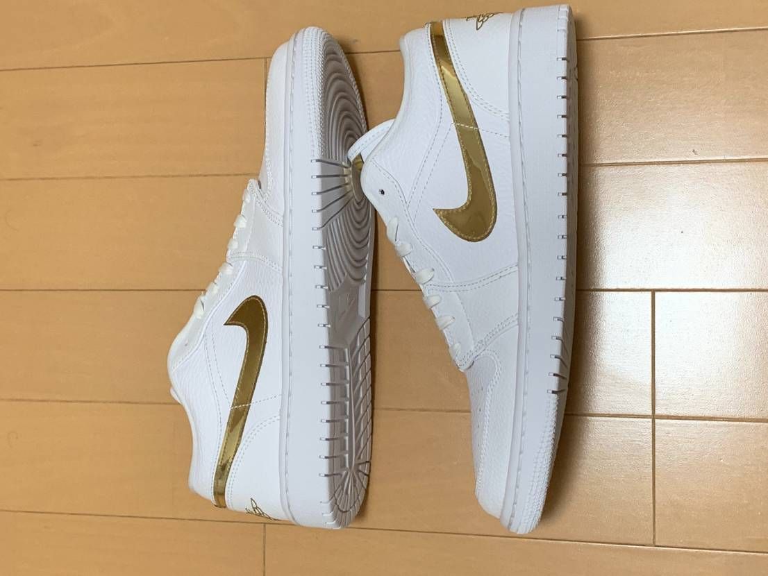 NIKE Women's AIR JORDAN 1 LOW SE "WHITE/GOLD"