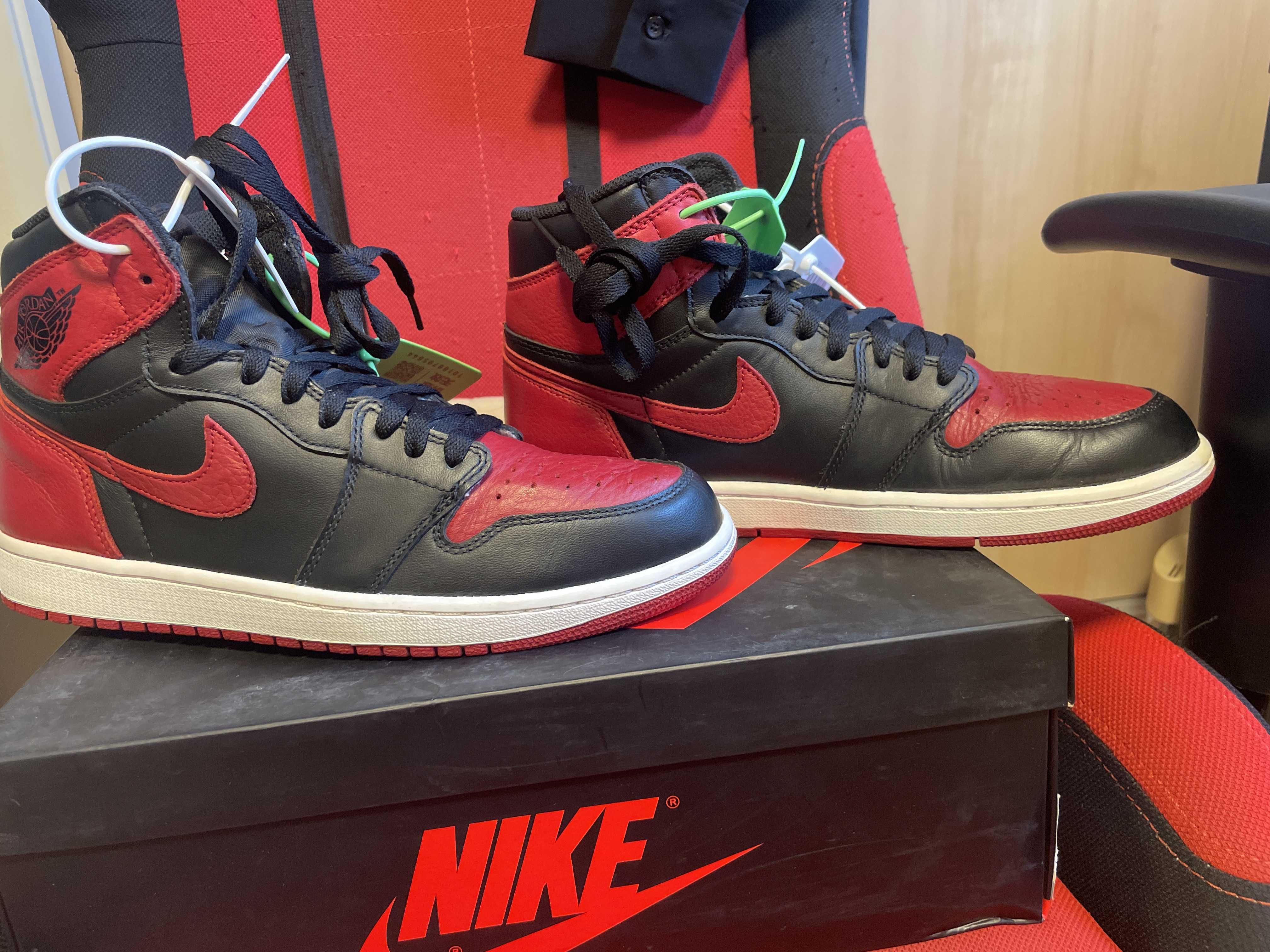 Nike Air Jordan 1 Retro High OG "Bred/Banned" (2016)