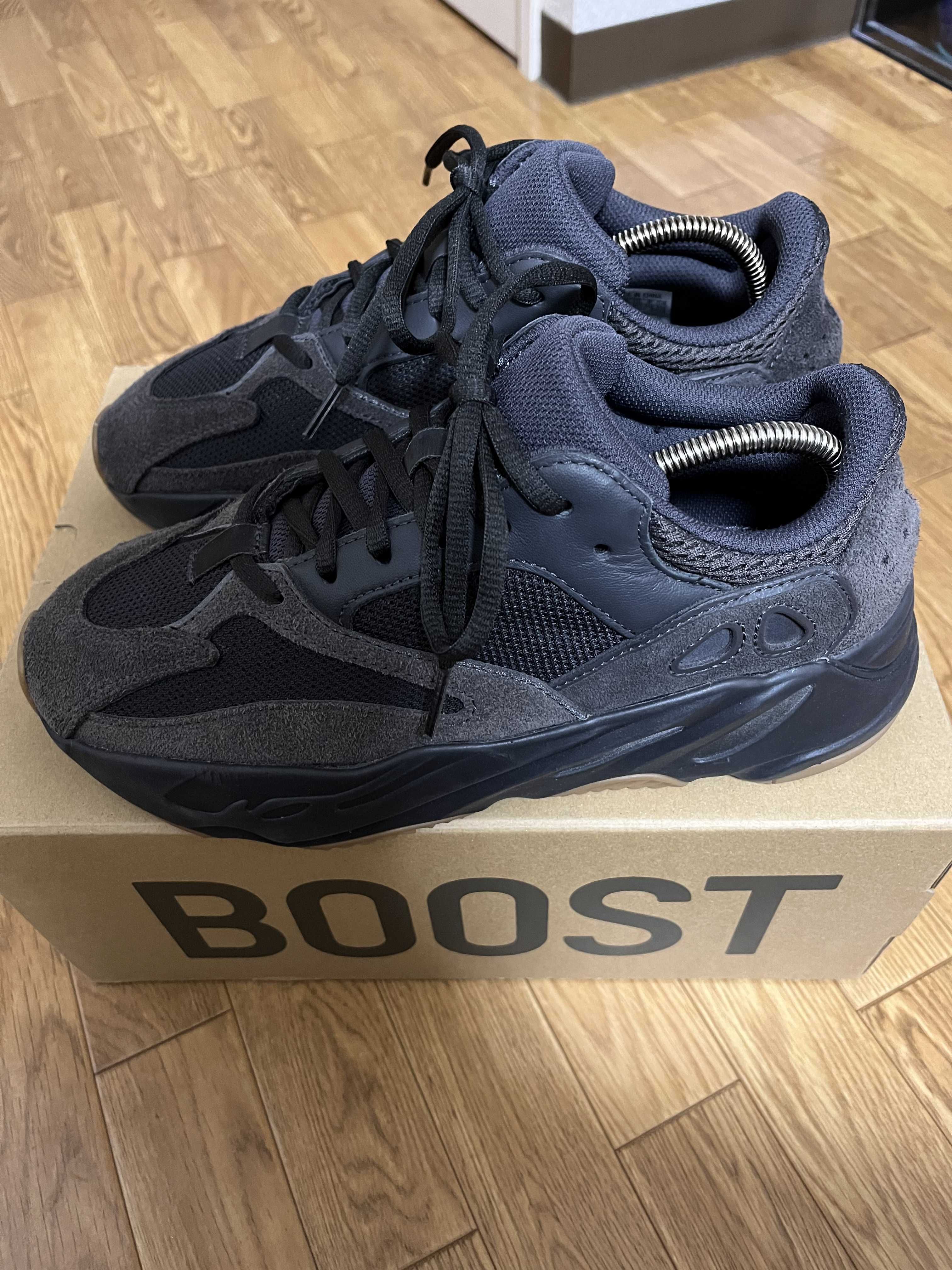 adidas YEEZY Boost 700 "Utility Black"