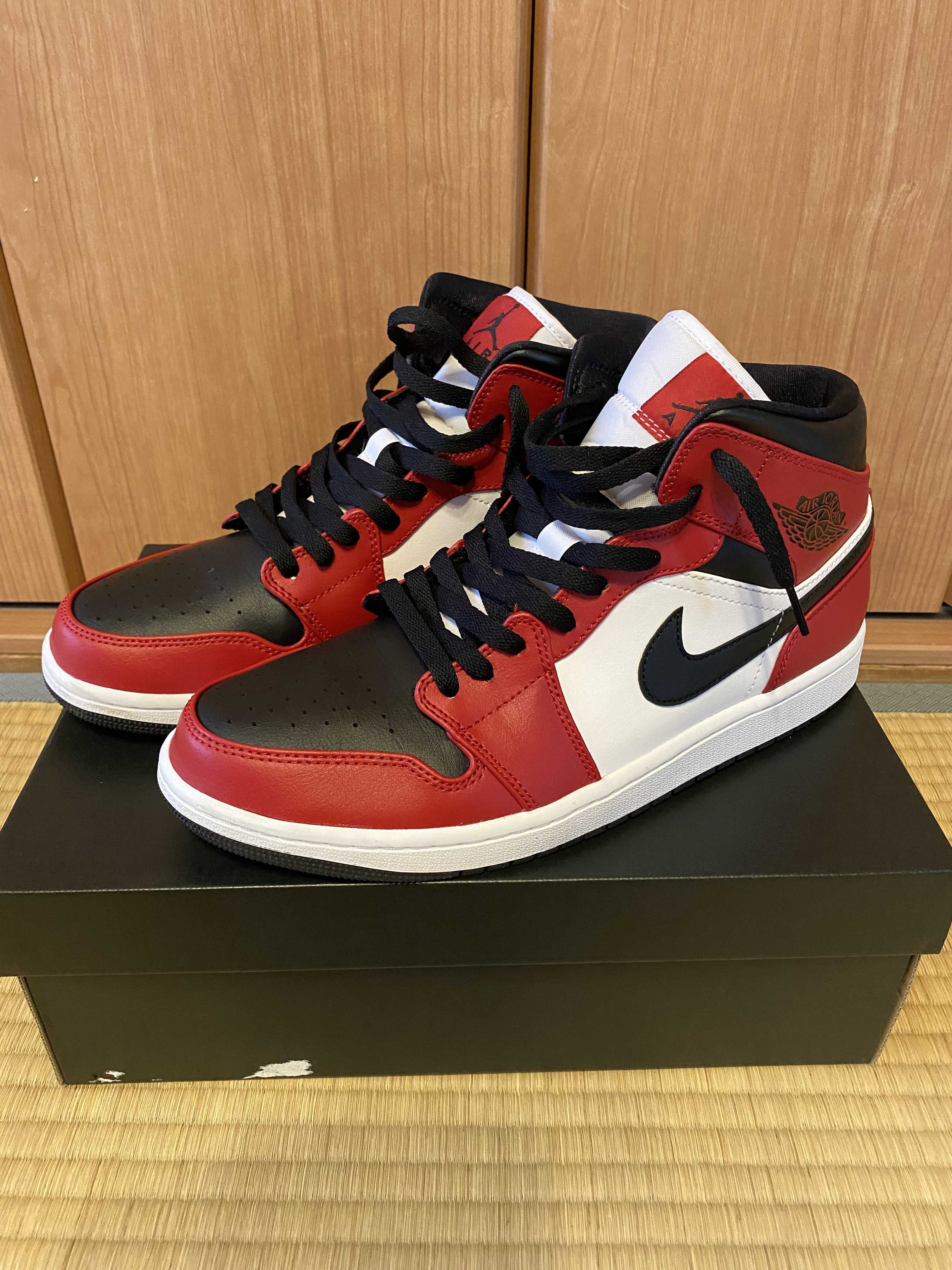 Nike Air Jordan 1 Mid "Chicago Black Toe"
