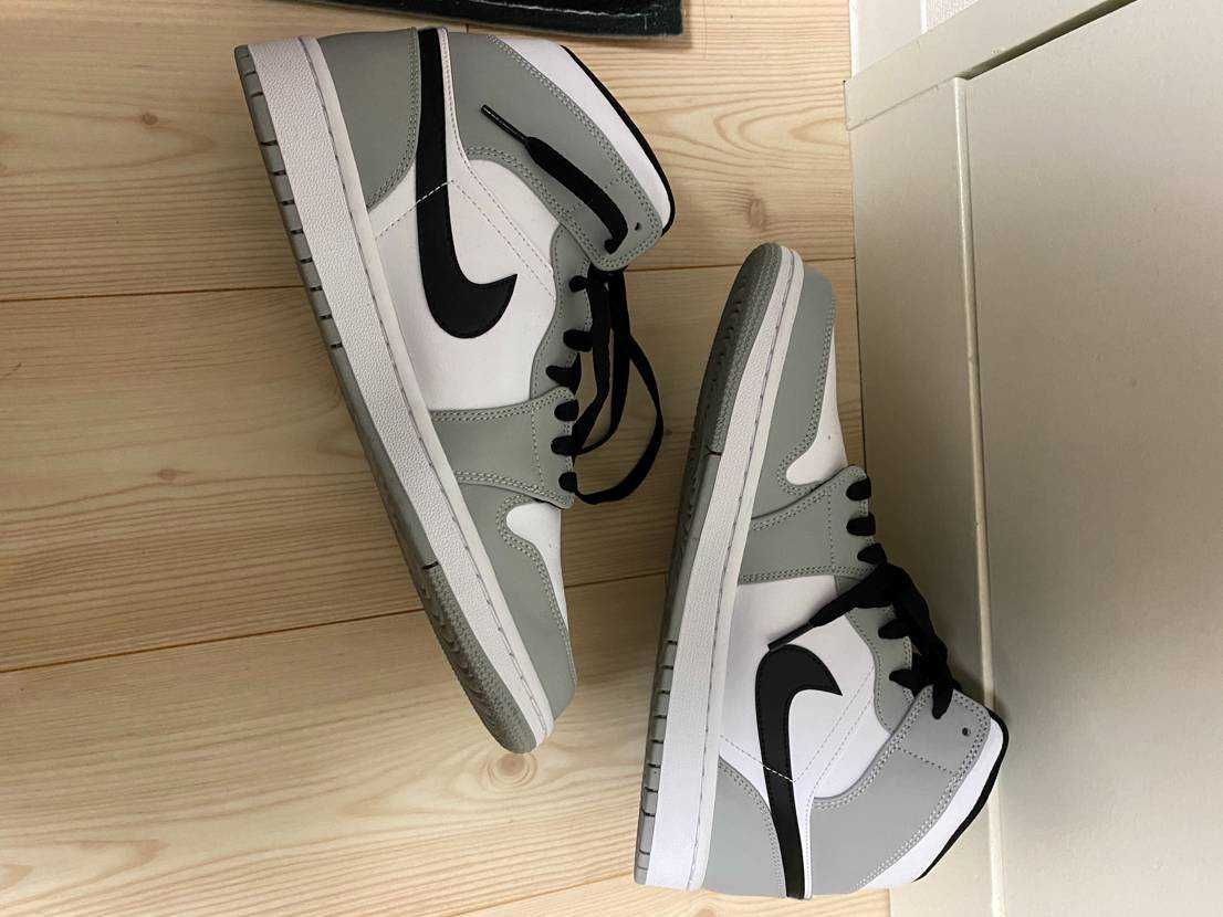 Nike Air Jordan 1 Mid "Light Smoke Grey/White/Black"