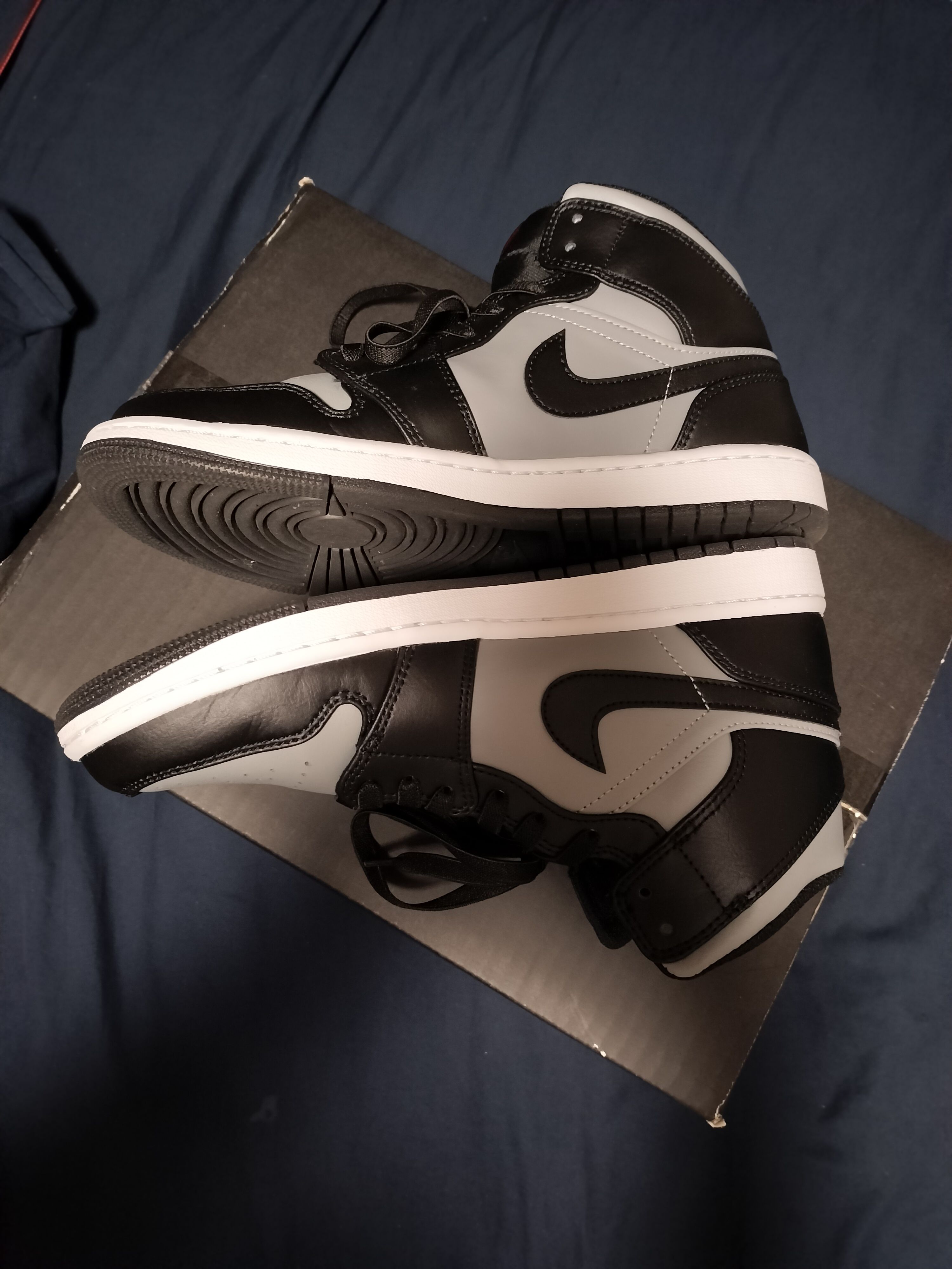 Nike Air Jordan 1 Mid "Shadow"
