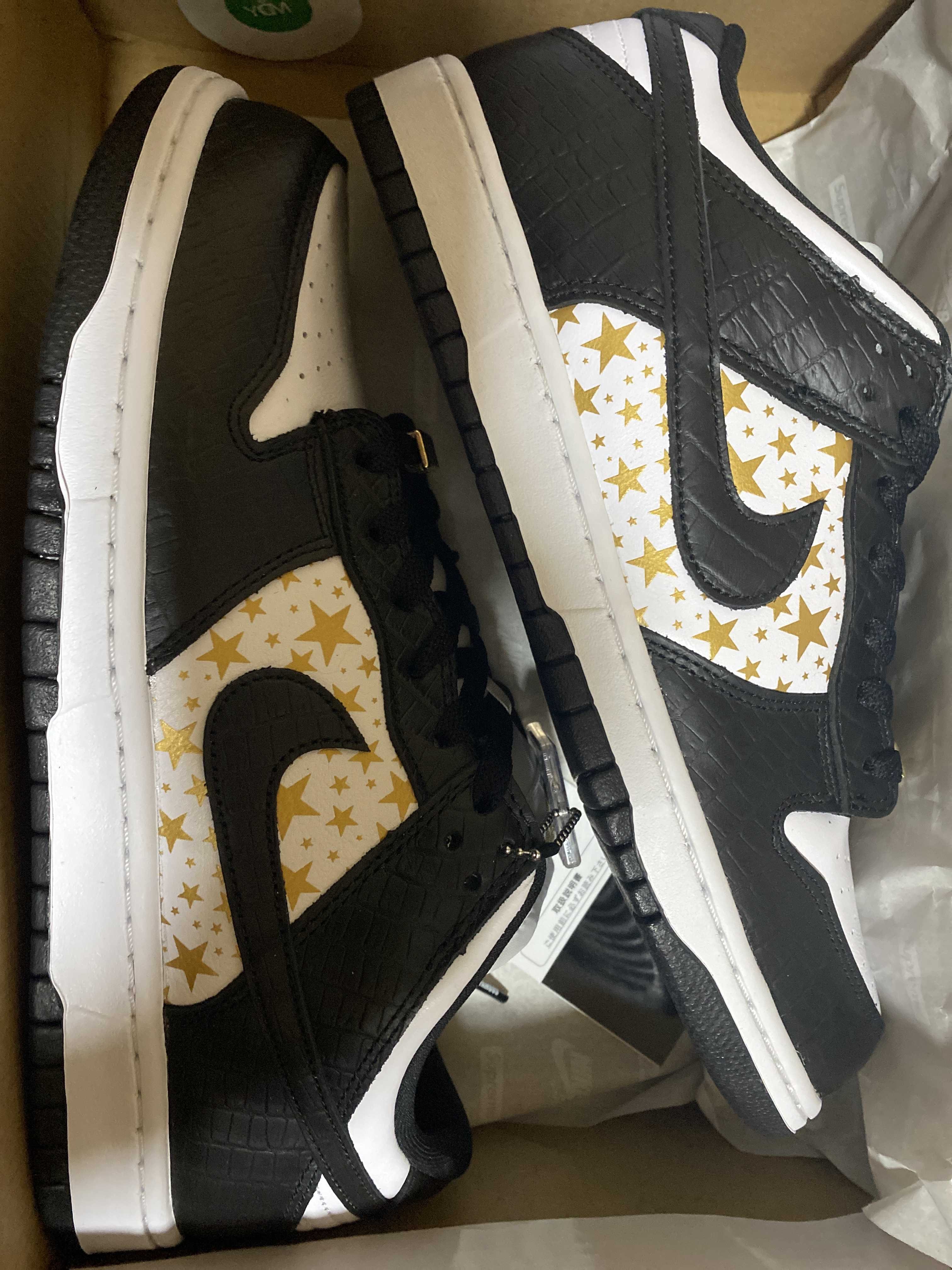 Supreme × Nike SB Dunk Low OG QS Gold Stars "White/Black"