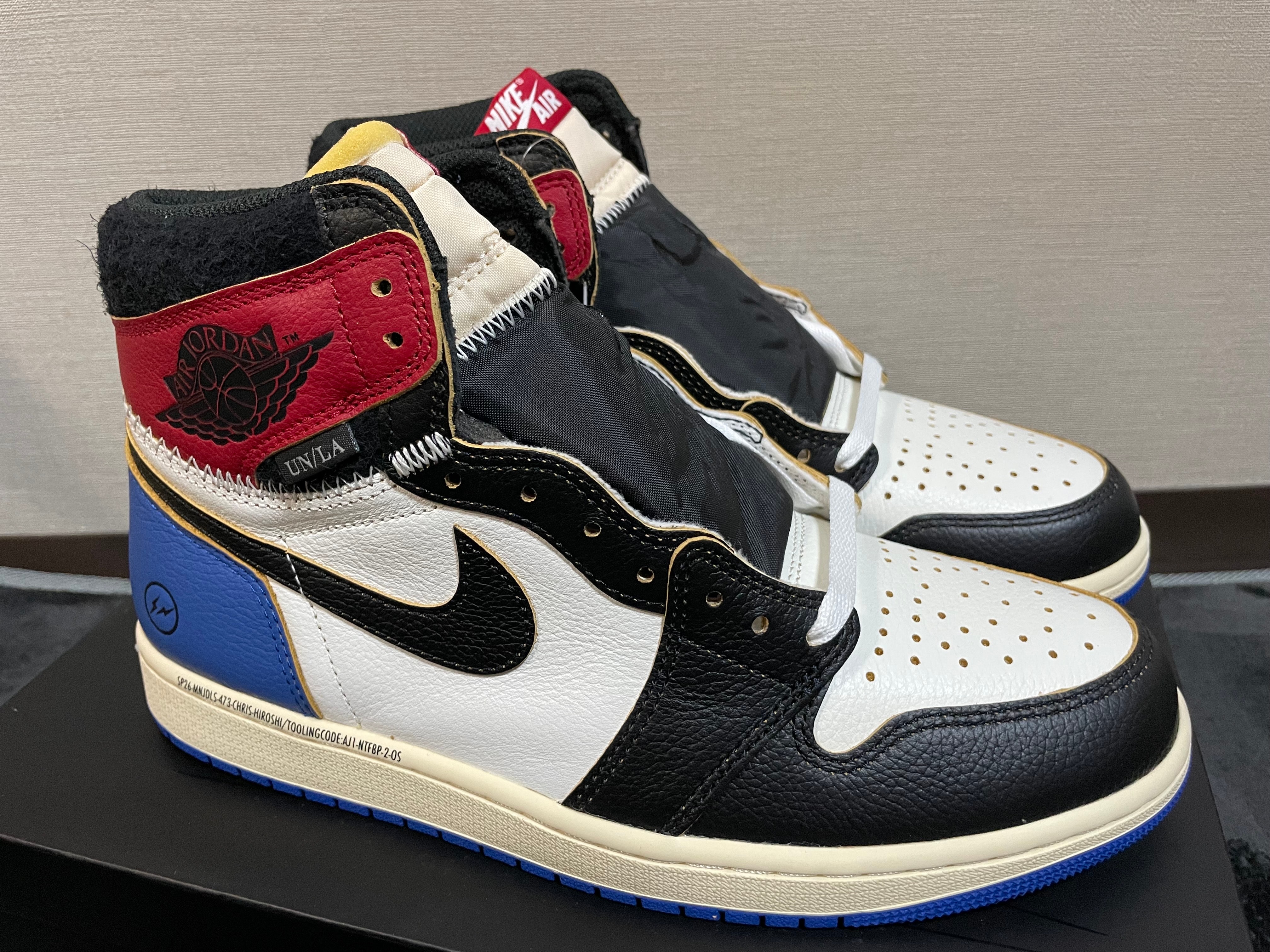 フラグメントデザイン × ユニオン × ナイキ エアジョーダン1 ハイ OG "ブラック/バーシティレッド"