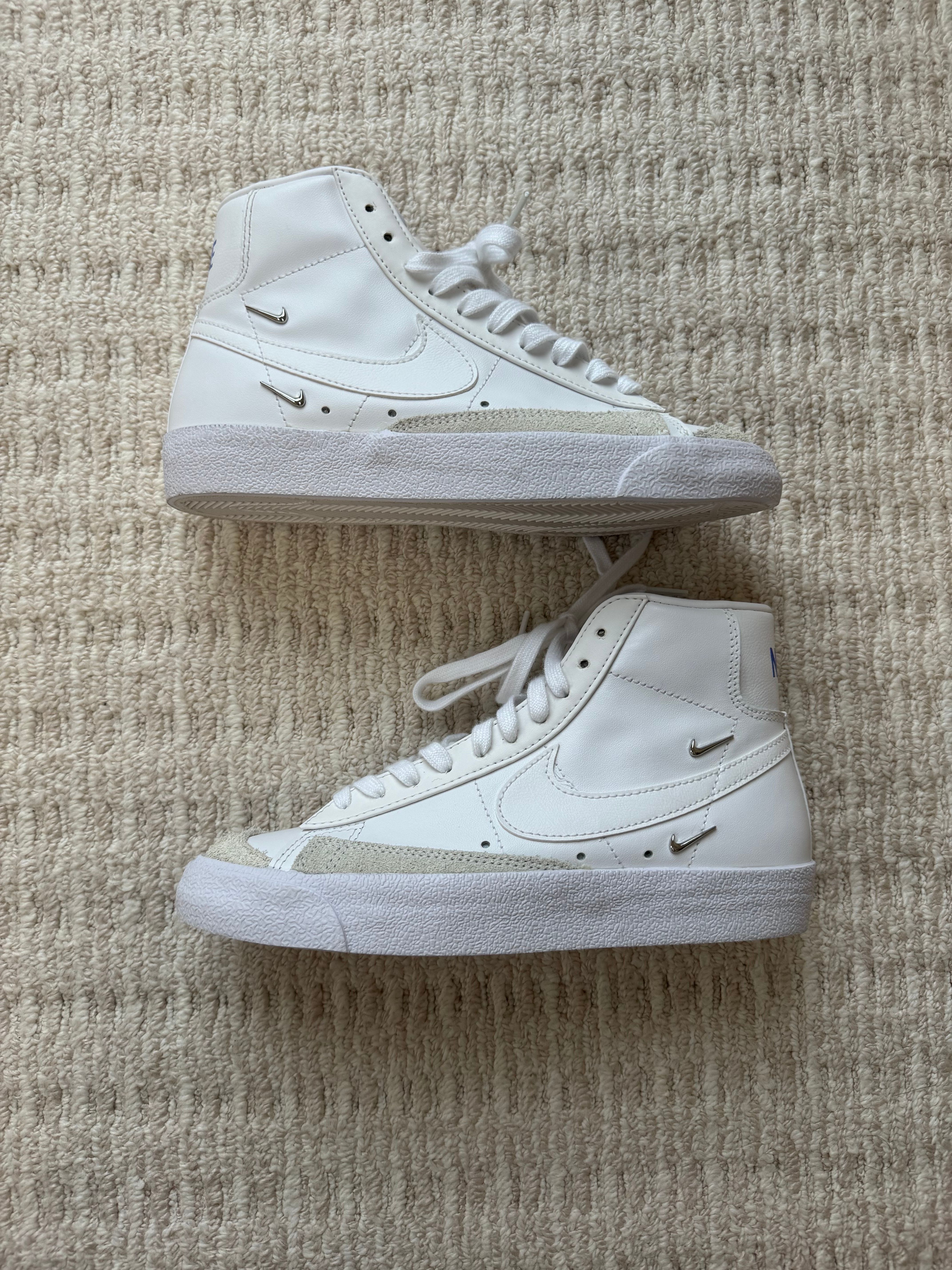 NIKE Women's BLAZER MID '77 SE "SISTERHOOD" WHITE