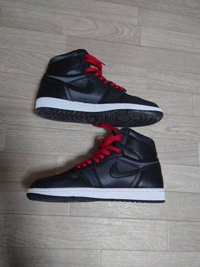 Nike Air Jordan 1 Retro High OG "Black/Metallic Silver/Gym Red"