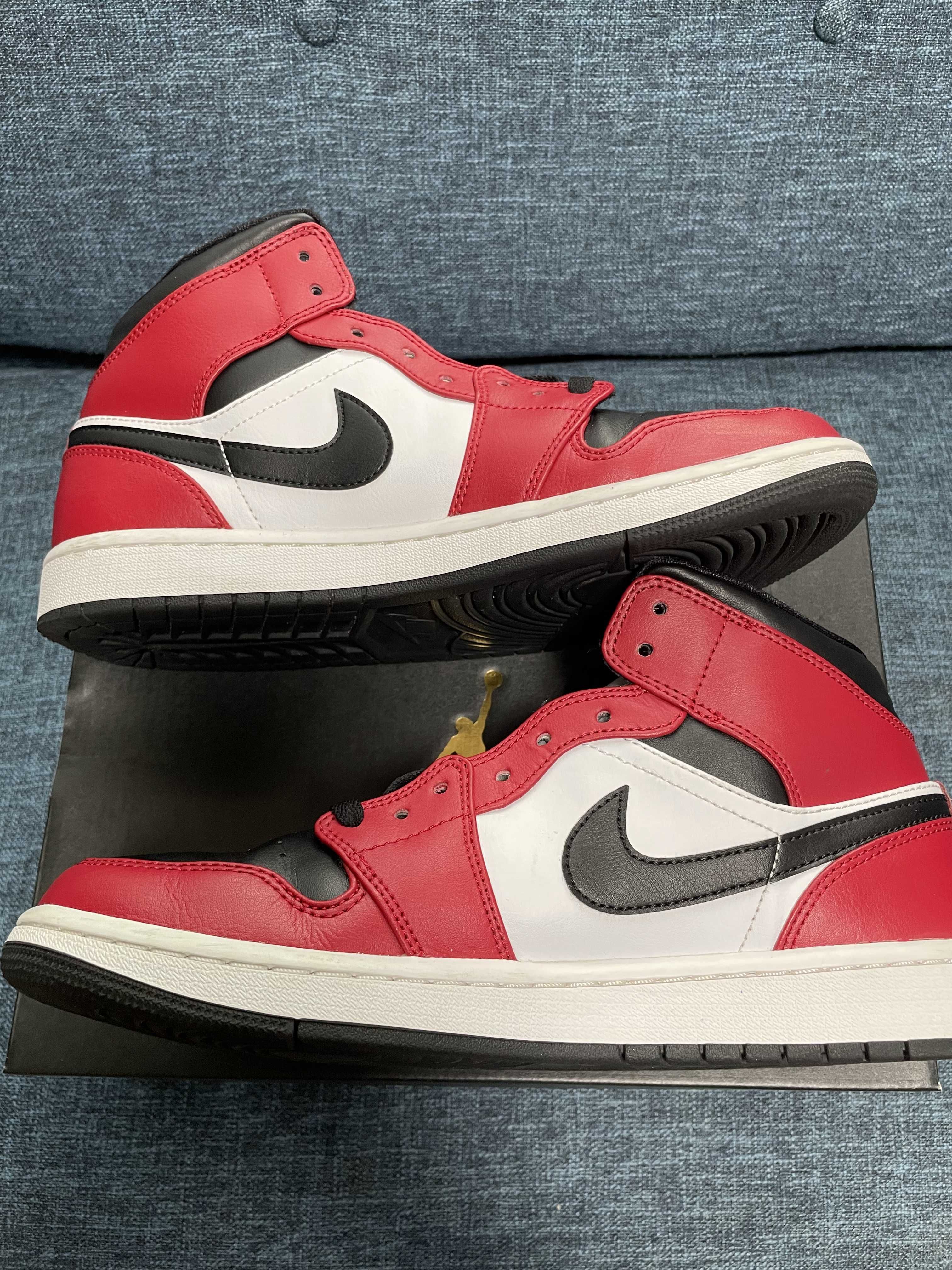 Nike Air Jordan 1 Mid "Chicago Black Toe"