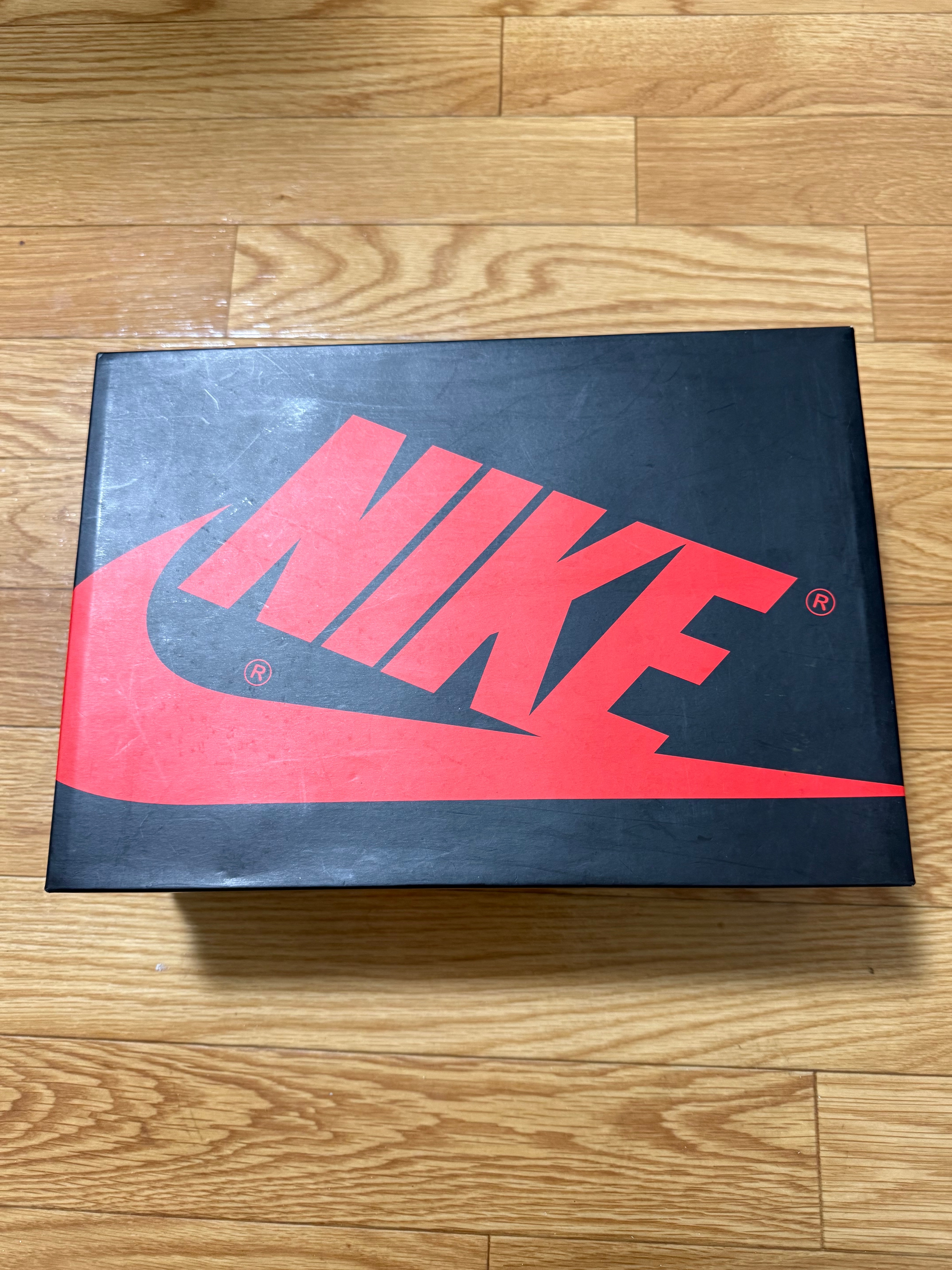 ナイキ エアジョーダン1 レトロ ハイ OG "ブラックトゥ/イエローオークル"