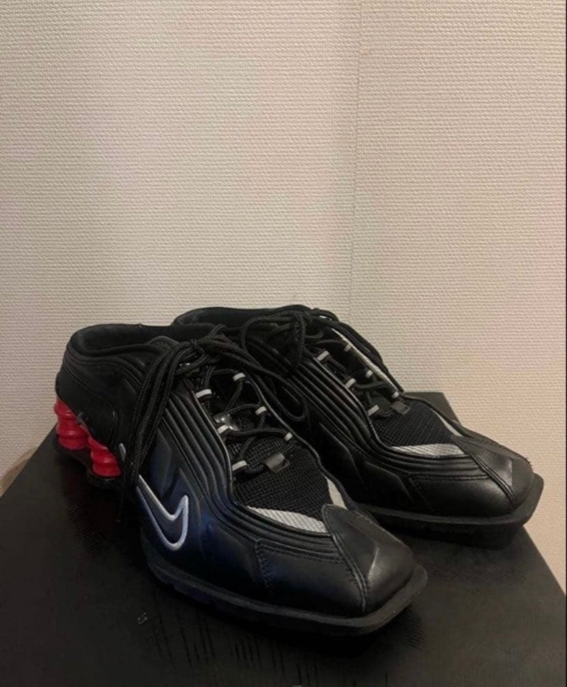 マーティンローズ × ナイキ ウィメンズ ショックス MR4 "ブラック/メタリックシルバー コメットレッド"