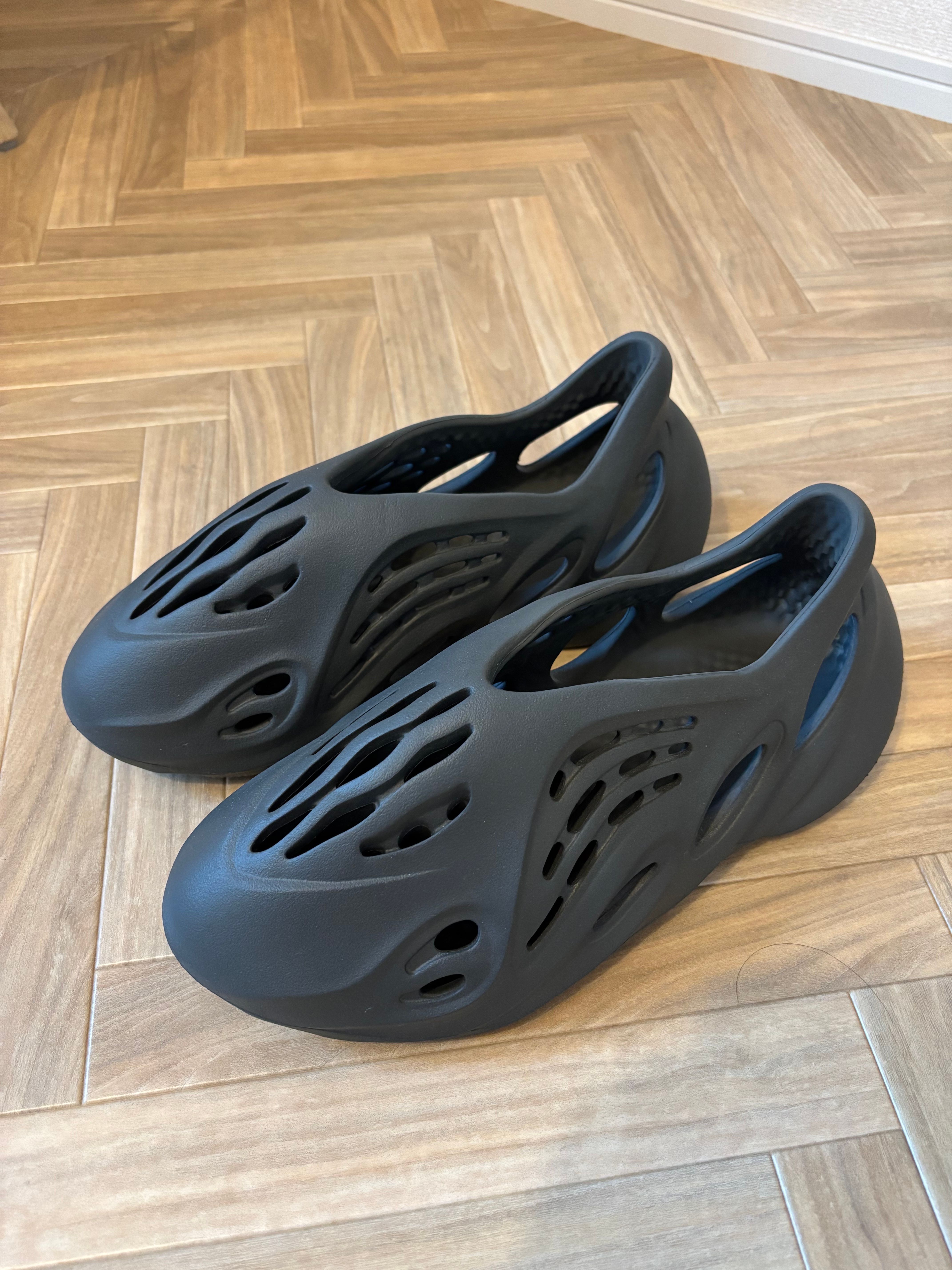 adidas YEEZY Foam Runner "Carbon"