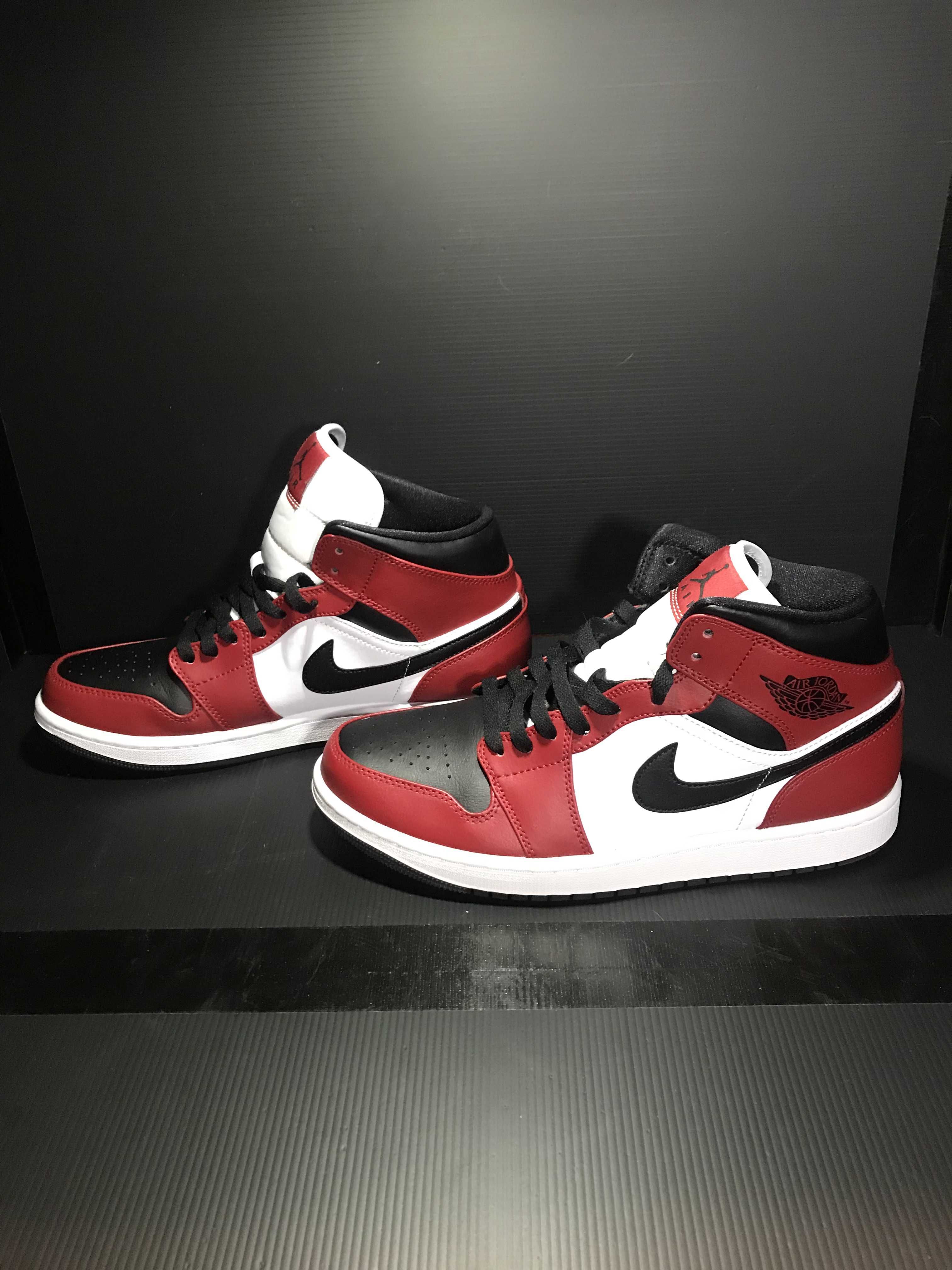 Nike Air Jordan 1 Mid "Chicago Black Toe"