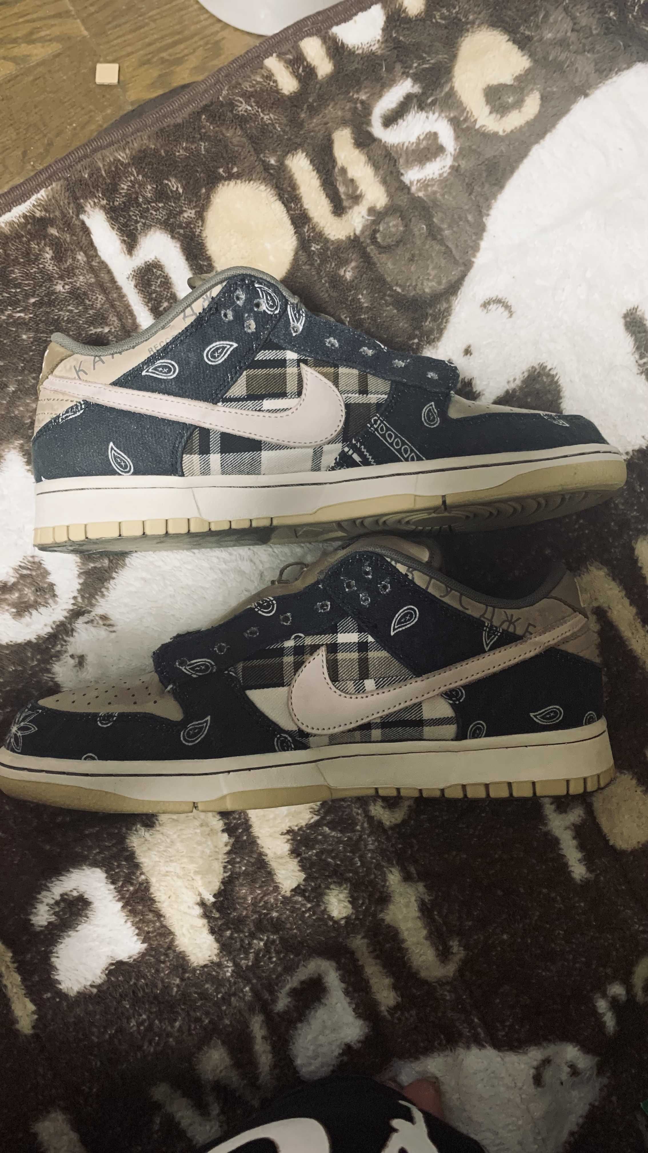 Travis Scott × Nike SB Dunk Low "Black/Parachute Beige"