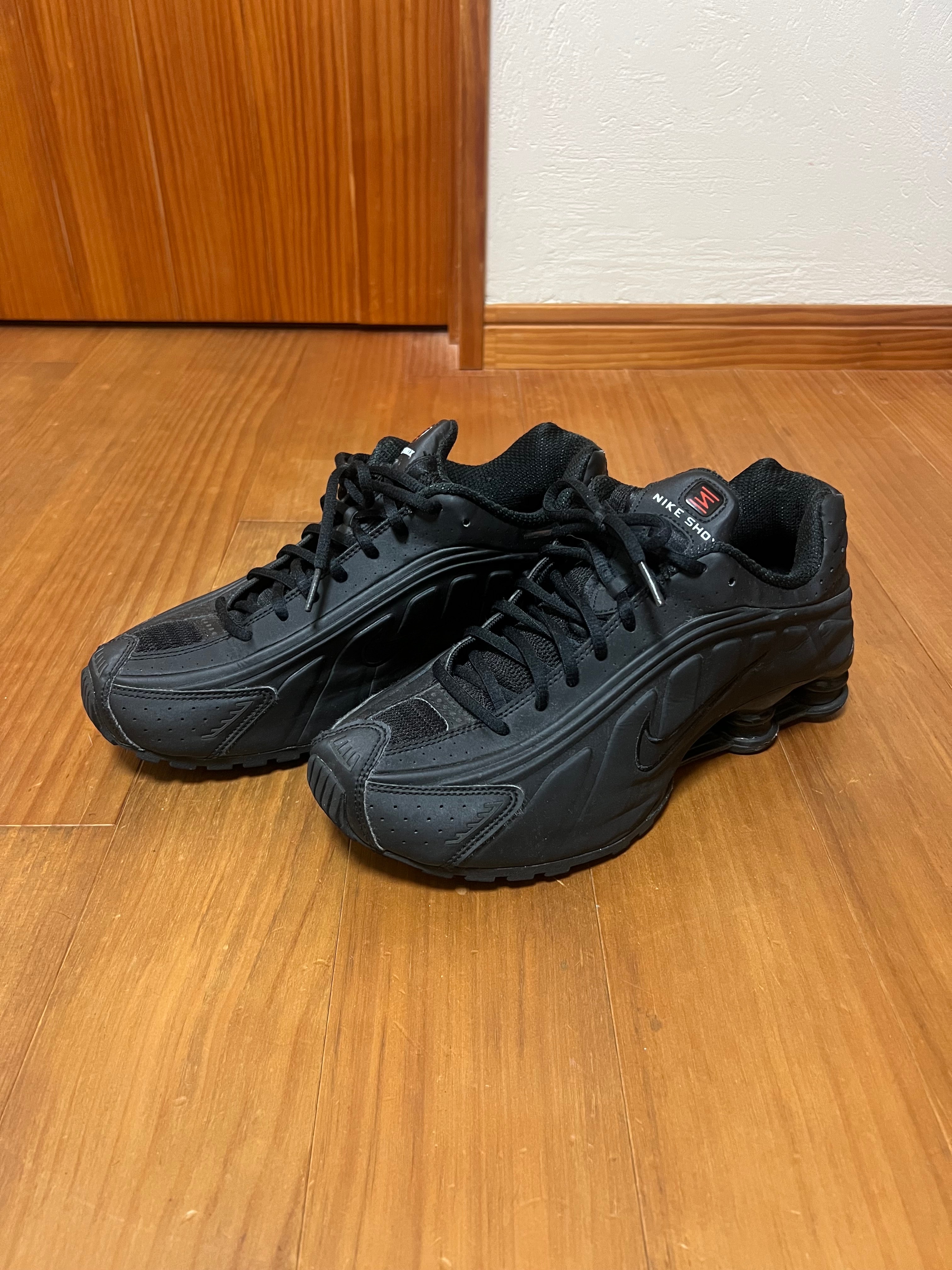 ナイキ ウィメンズ ショックス R4 "ブラック"