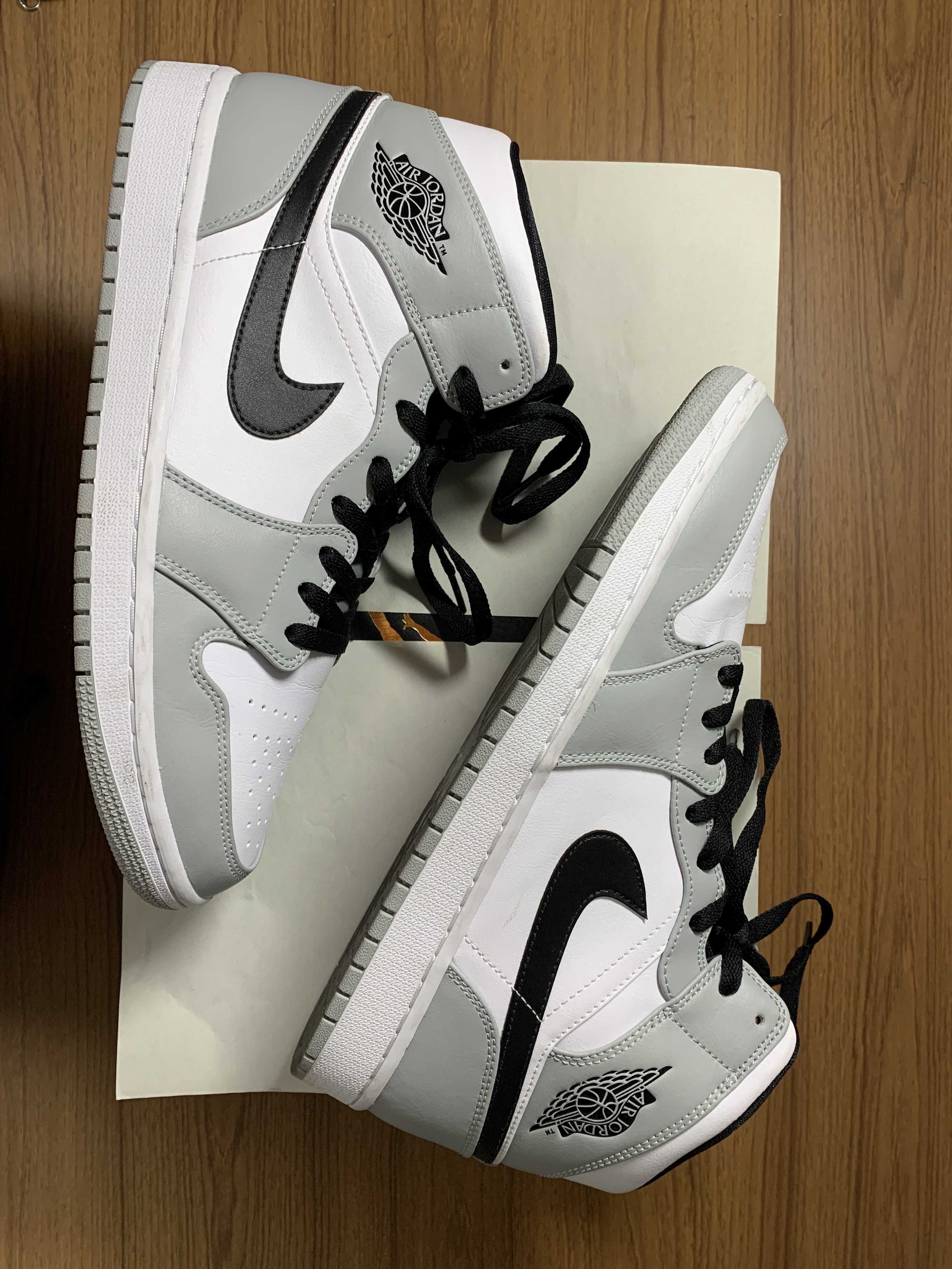 Nike Air Jordan 1 Mid "Light Smoke Grey/White/Black"