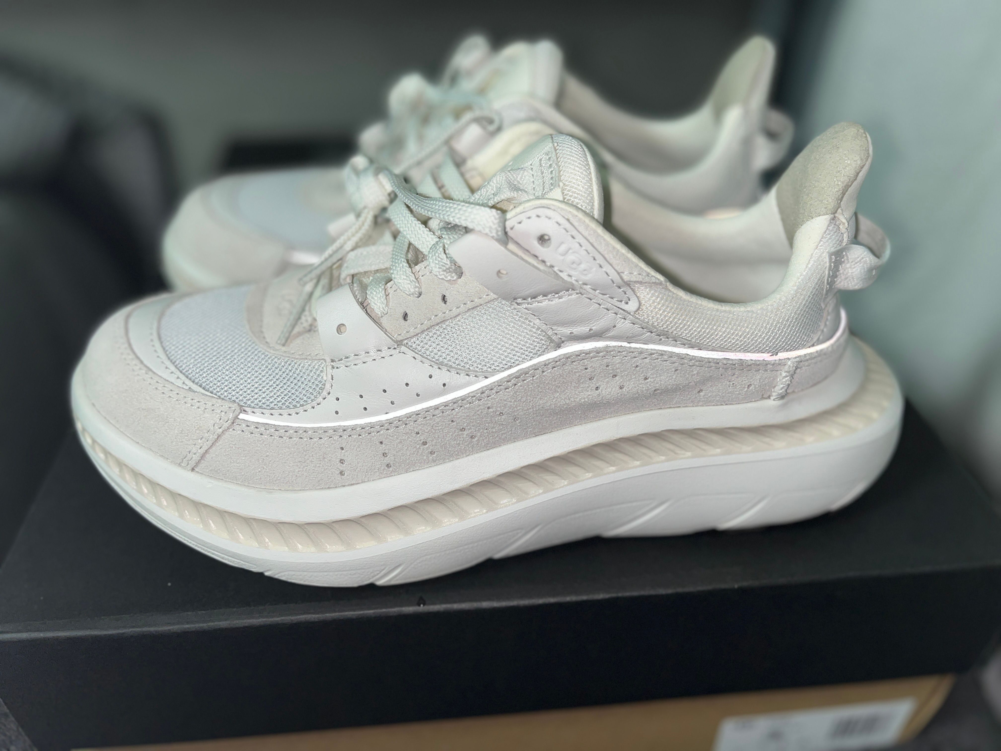 アグ M CA805 V2 "ホワイト"