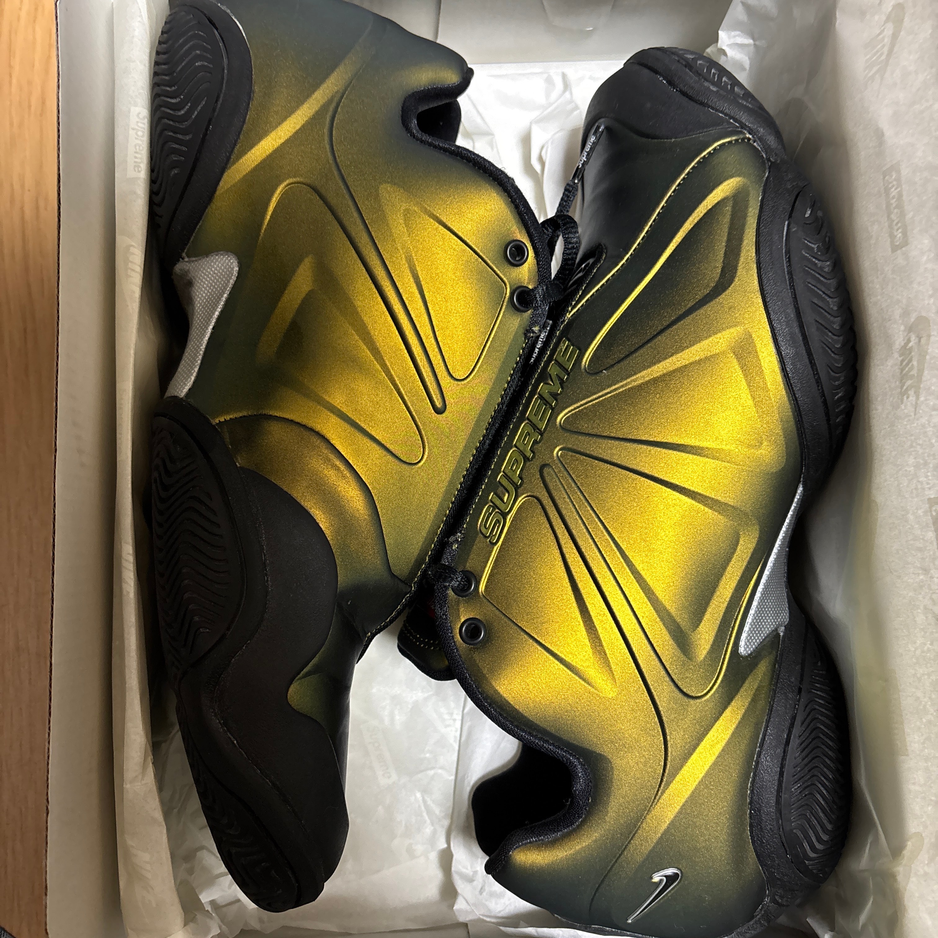 シュプリーム × ナイキ エアズーム コートポジット "メタリックゴールド"