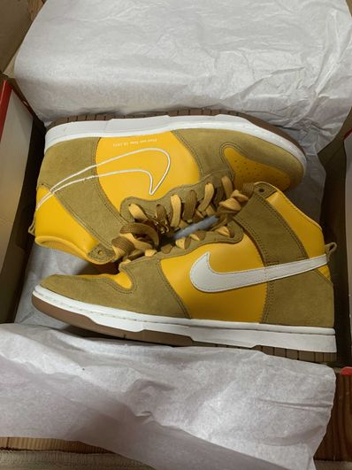 NIKE Women's DUNK HIGH SE FIRST USE "UNIVERSITY GOLD/WHITE-LIGHT GUM BROWN"