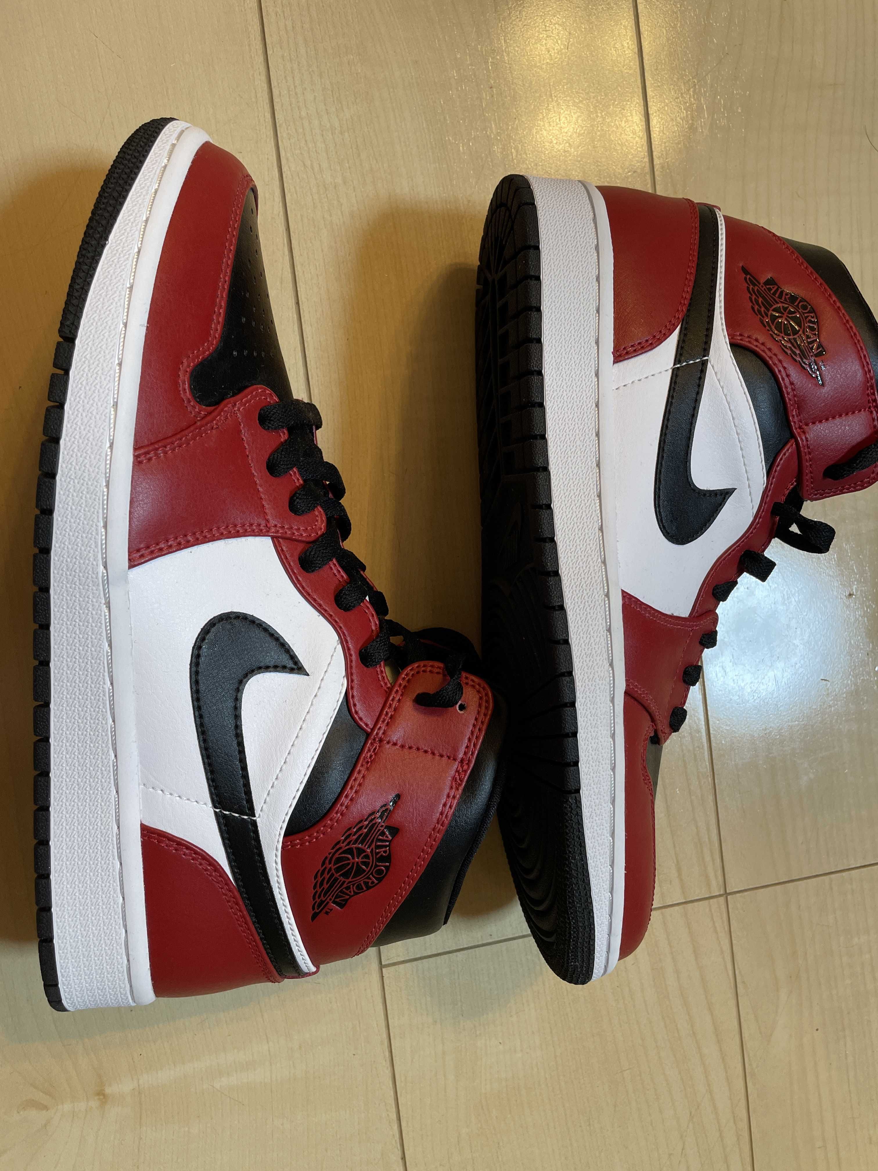 Nike Air Jordan 1 Mid "Chicago Black Toe"