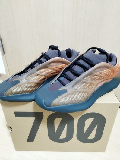 adidas YEEZY 700V3 "Copper Fade"