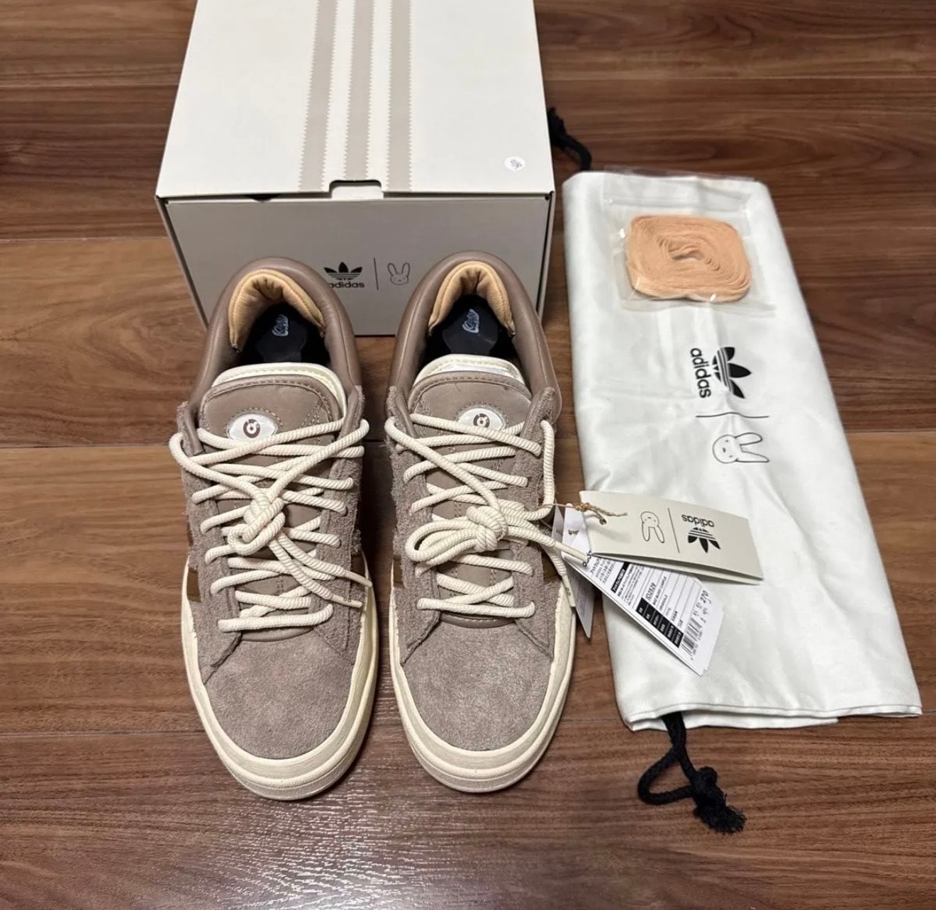 バッド・バニー × アディダスオリジナルス キャンパス "チョーキーブラウン"