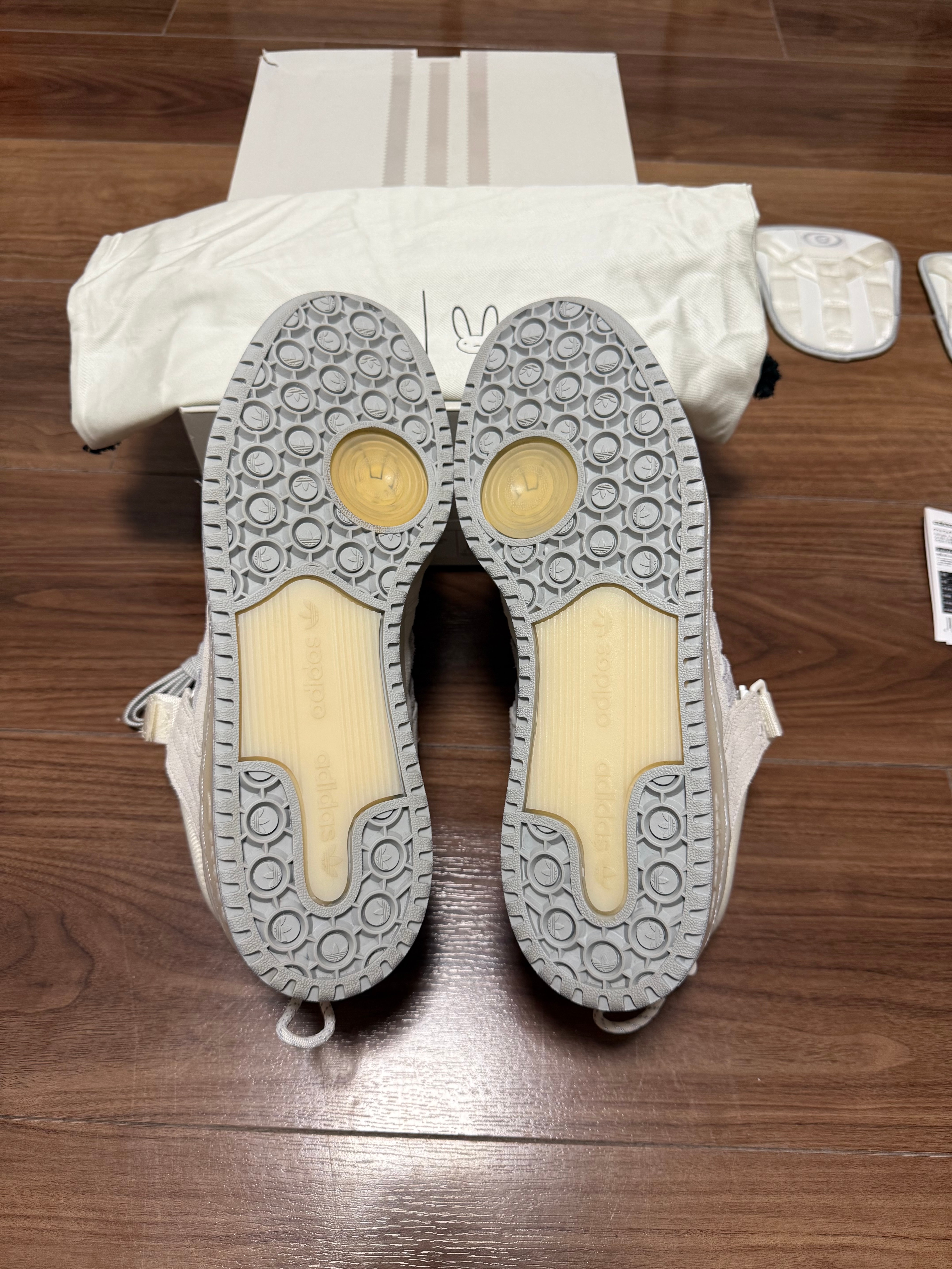 バッド・バニー × アディダス フォーラム ロー "ホワイト バニー"