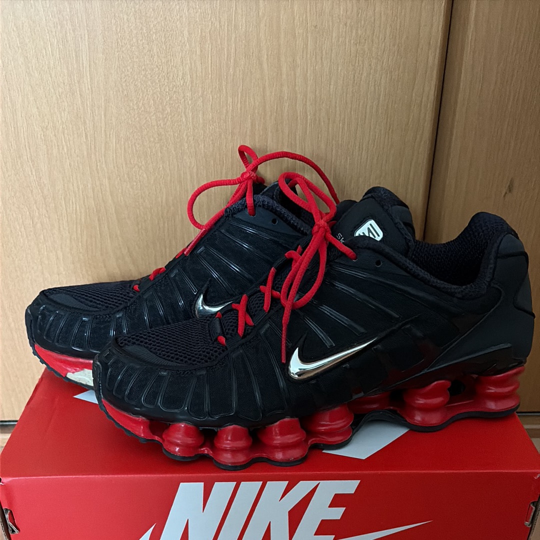 SKEPTA × NIKE SHOXTL BLACK/UNIVERCITYRED