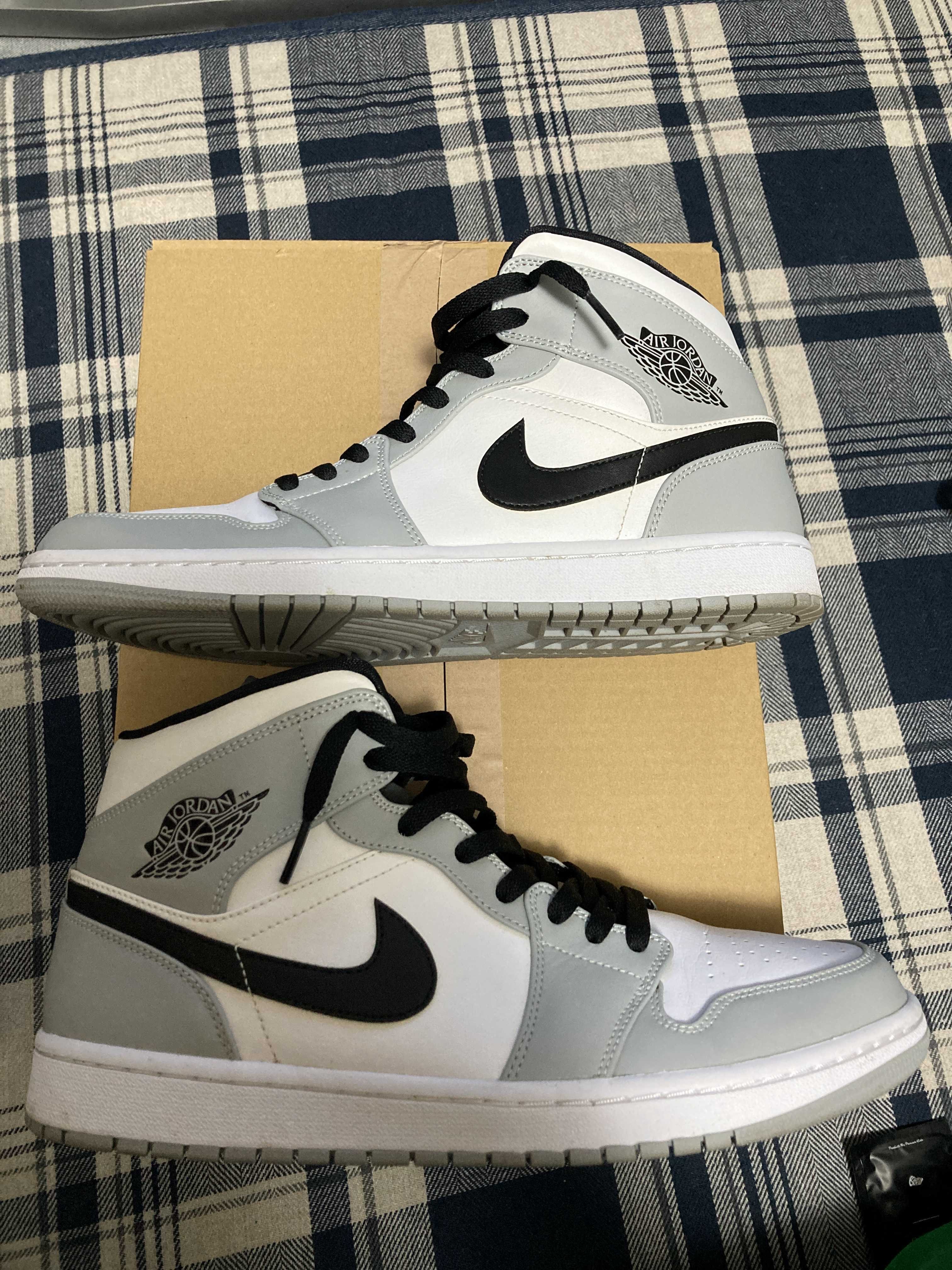 Nike Air Jordan 1 Mid "Light Smoke Grey/White/Black"