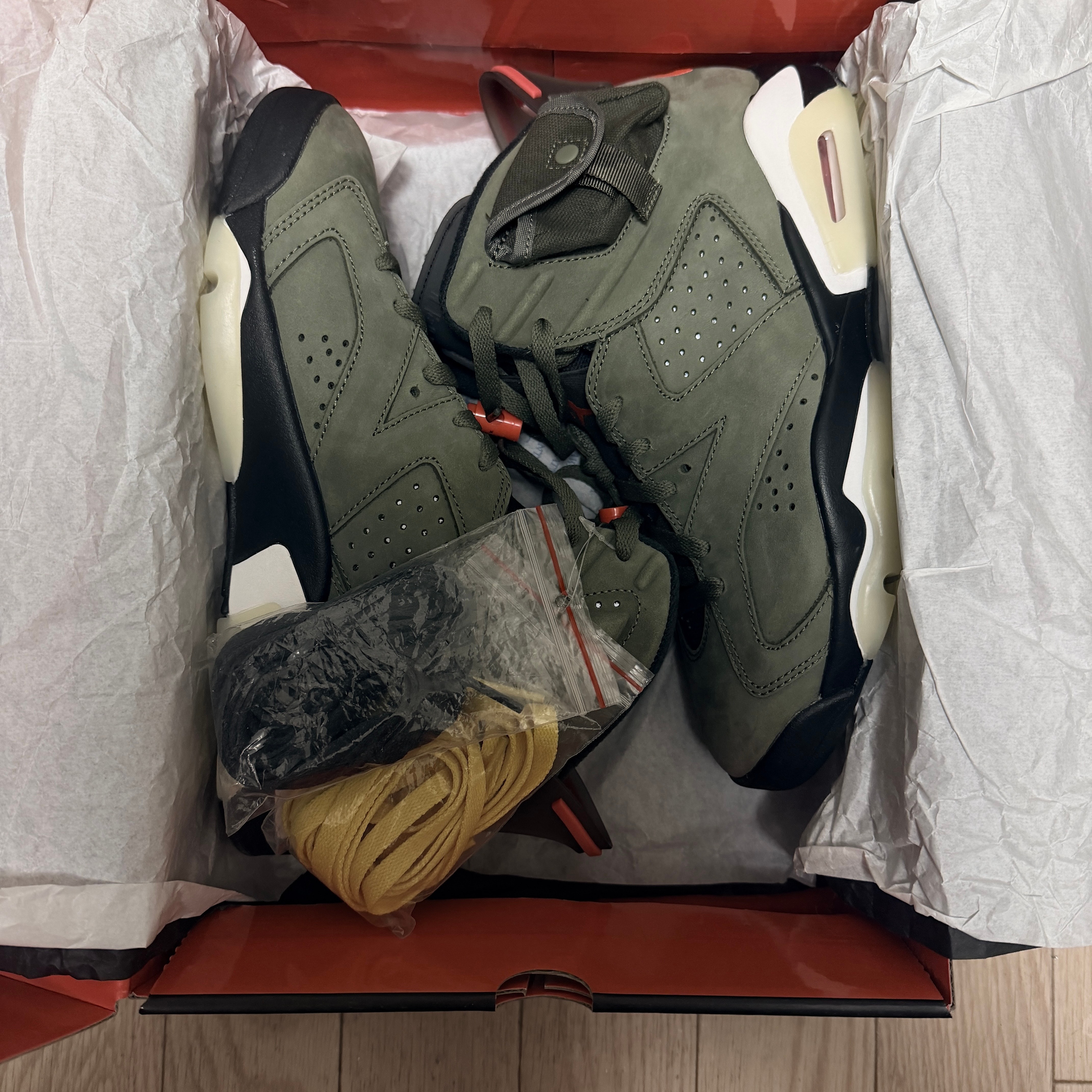 トラヴィススコット × ナイキ エアジョーダン6 レトロ "ミディアム オリーブ"