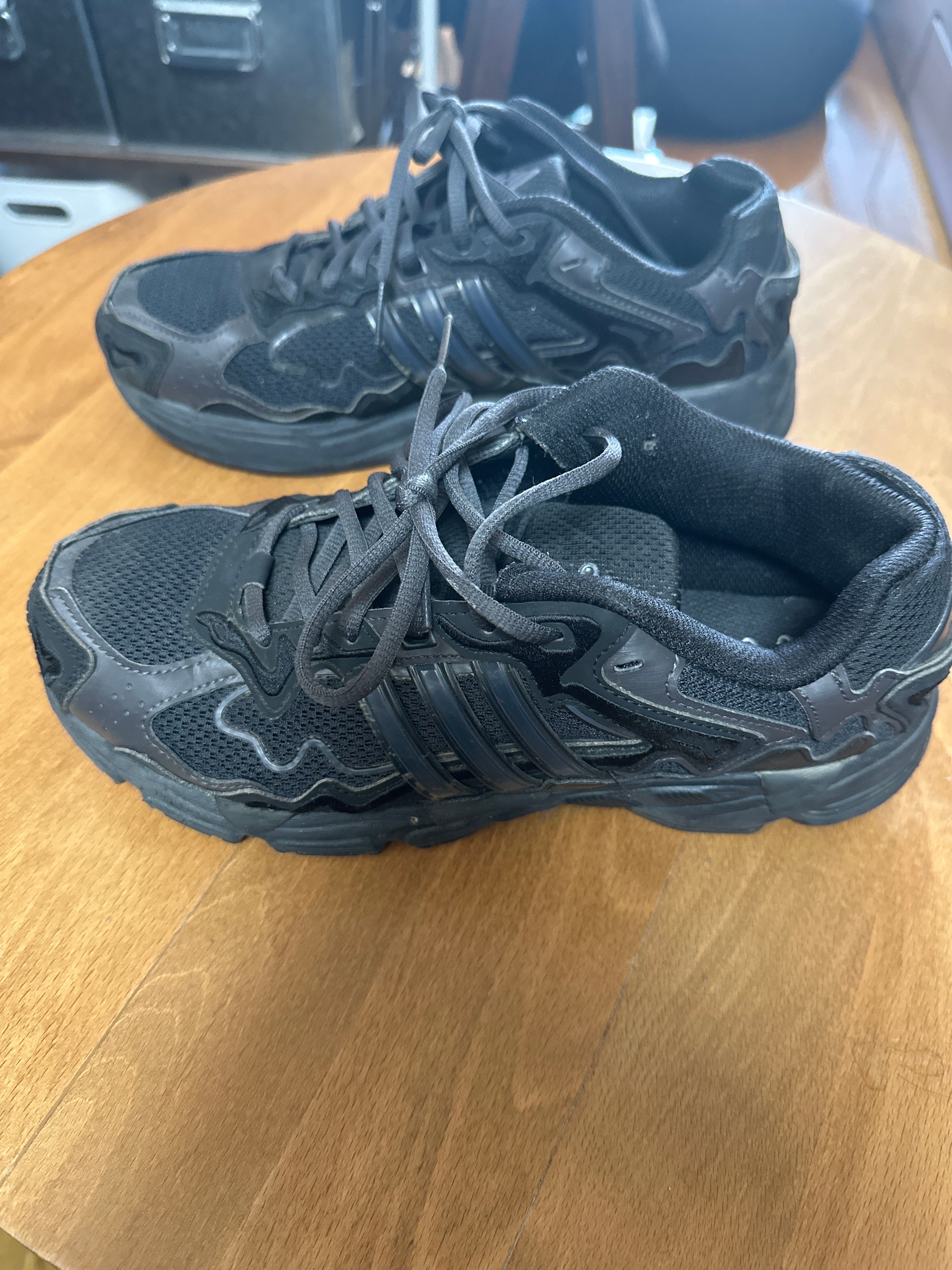 バッド・バニー × アディダス レスポンス CL "トリプルブラック"