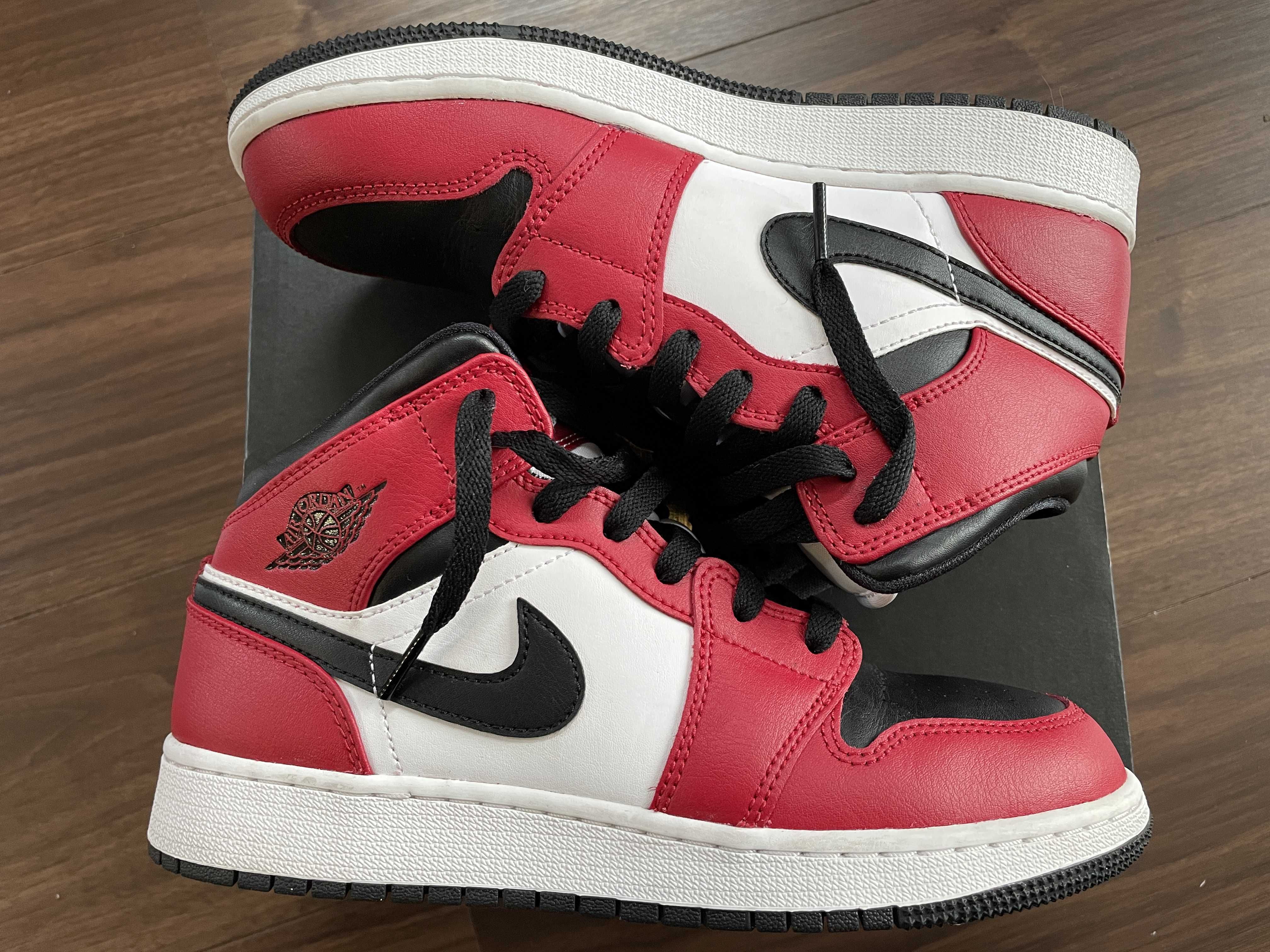 Nike Air Jordan 1 Mid "Chicago Black Toe"