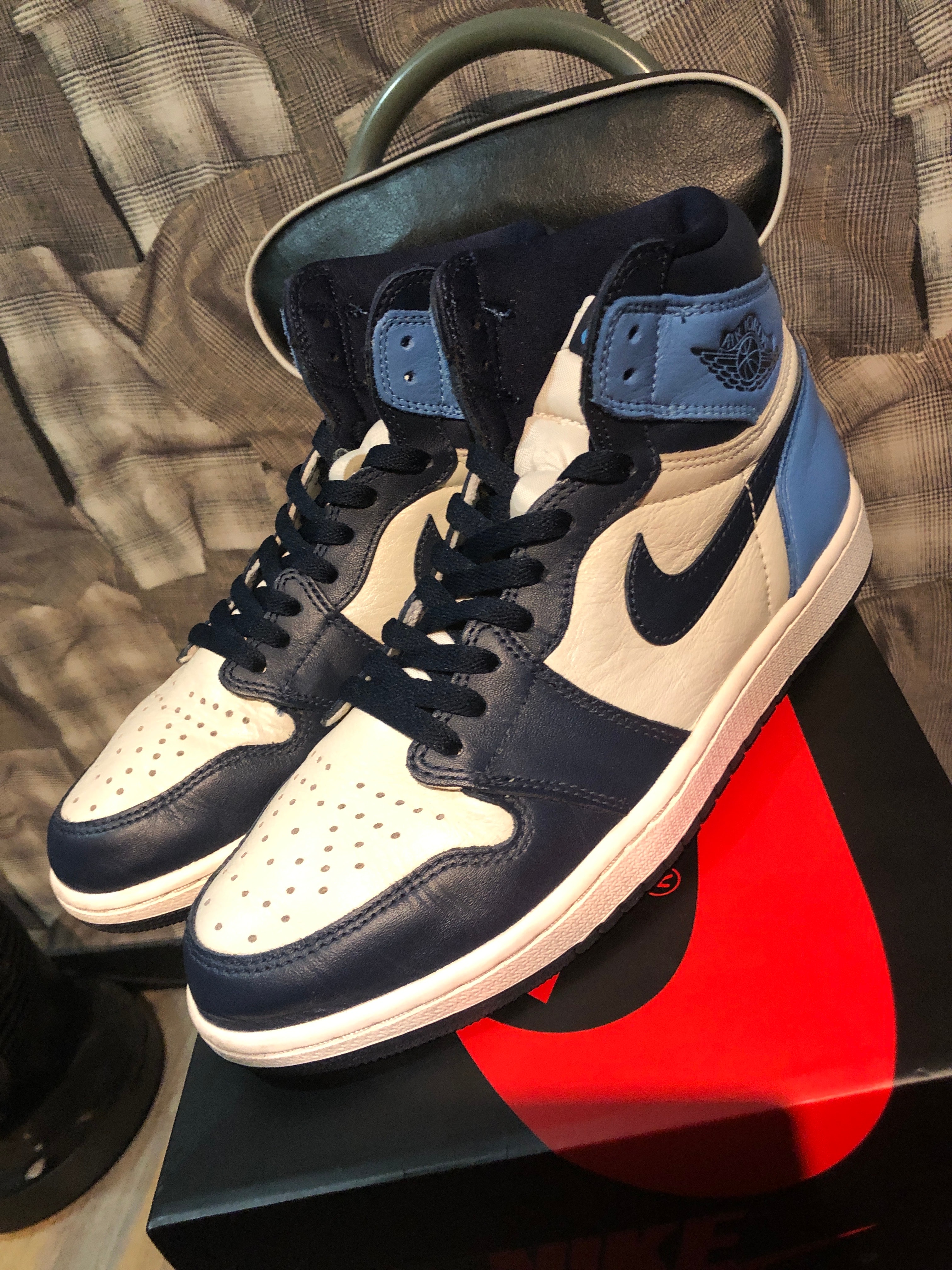 ナイキ エアジョーダン1 レトロ ハイ OG "オブシディアン/ユニバーシティ ブルー"