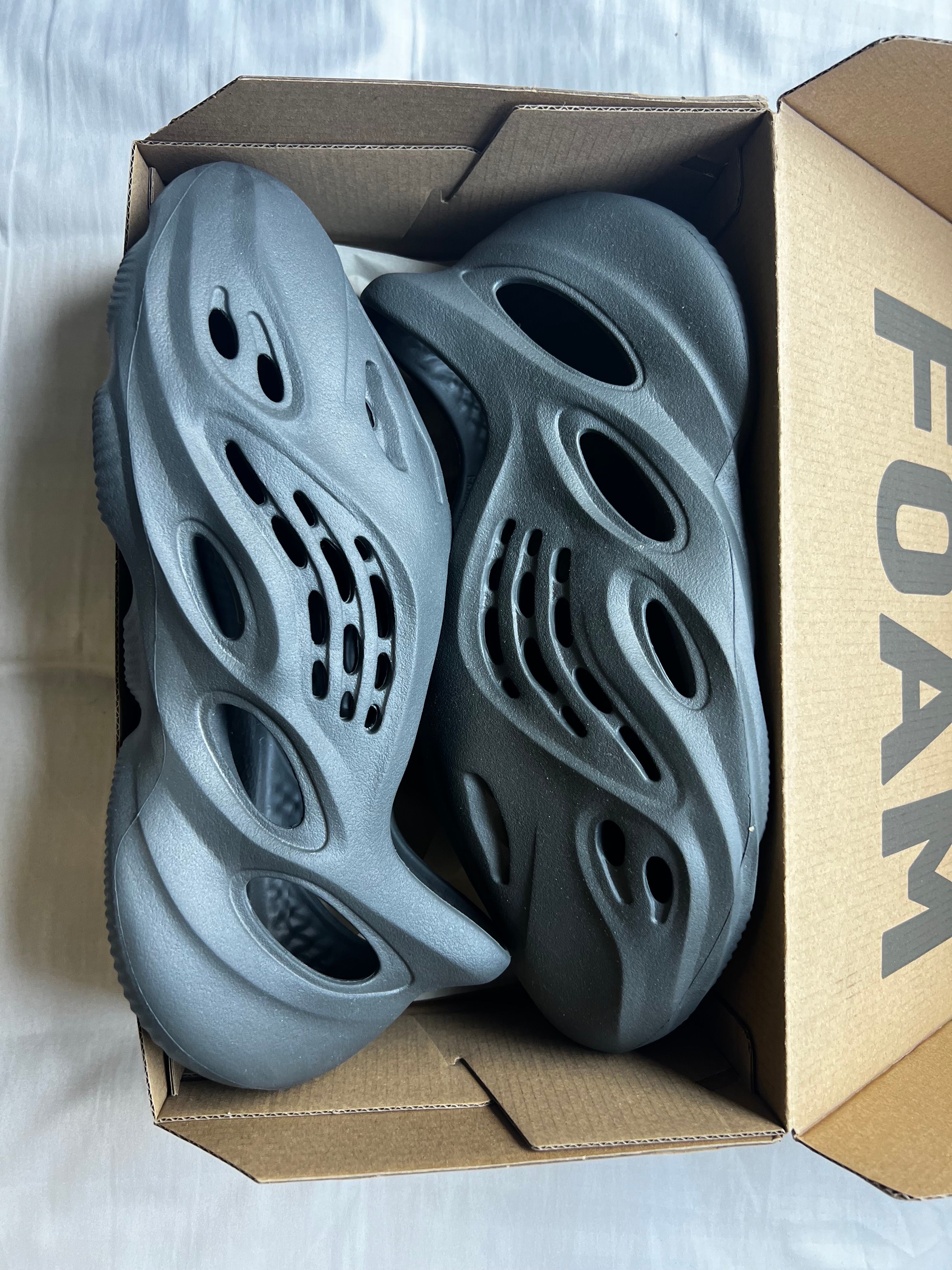 adidas YEEZY Foam Runner "Carbon"