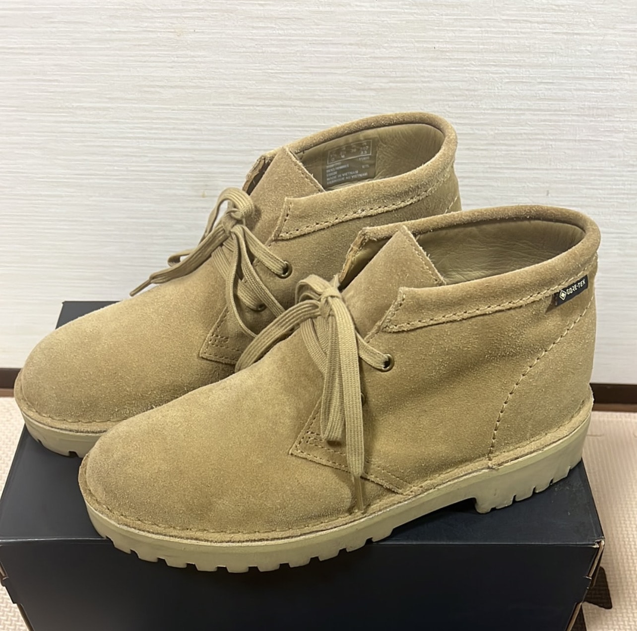 BEAMS × Clarks Desert Boot GORE-TEX "Oakwood Suede"