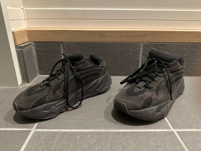 adidas YEEZY BOOST 700 V2 "Vanta"