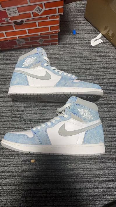 Nike Air Jordan 1 High OG "Hyper Royal"