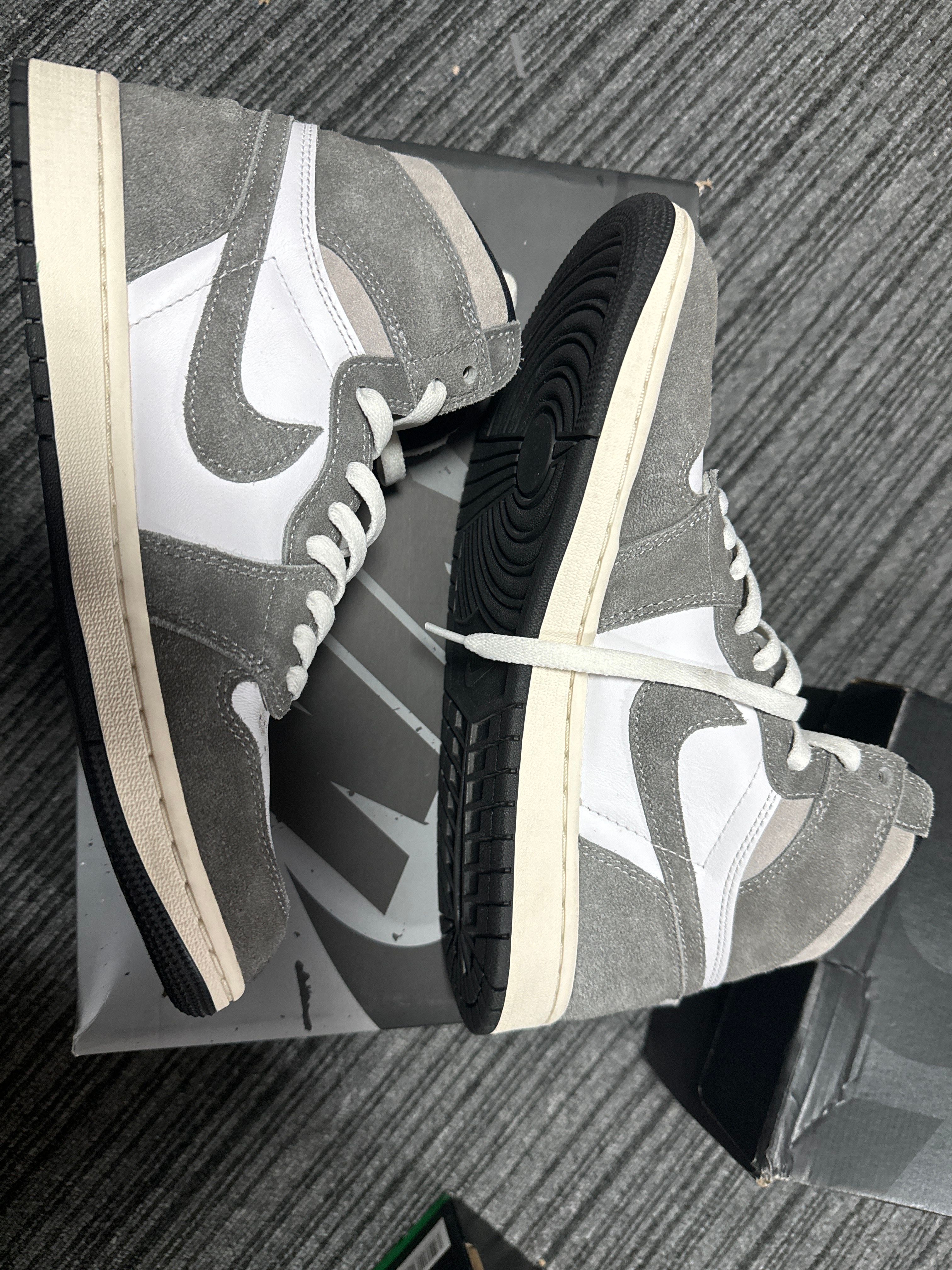 Nike Air Jordan 1 Retro High OG "Black and Smoke Grey"