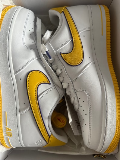 Kobe Bryant × Nike Air Force 1 Low Retro QS "Varsity Maize and Varsity Purple"