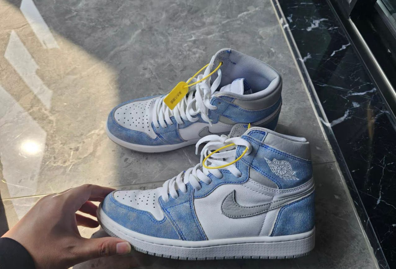 Nike Air Jordan 1 High OG "Hyper Royal"