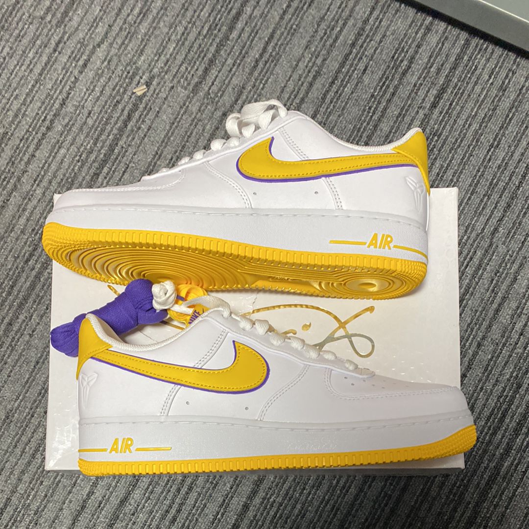 Kobe Bryant × Nike Air Force 1 Low Retro QS "Varsity Maize and Varsity Purple"