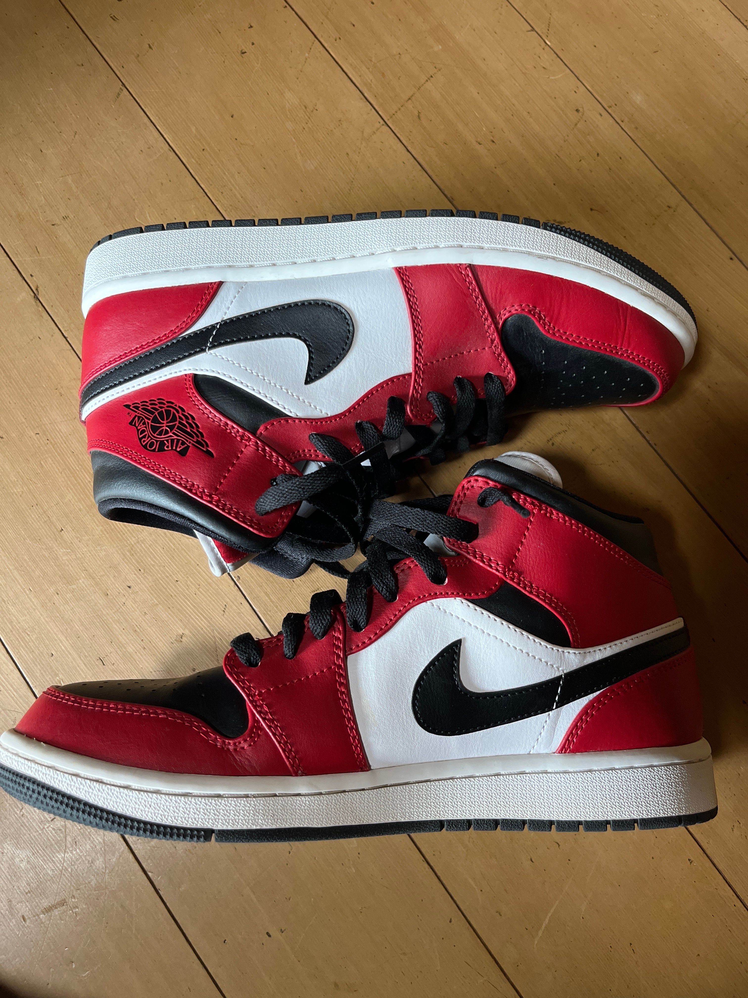 Nike Air Jordan 1 Mid "Chicago Black Toe"