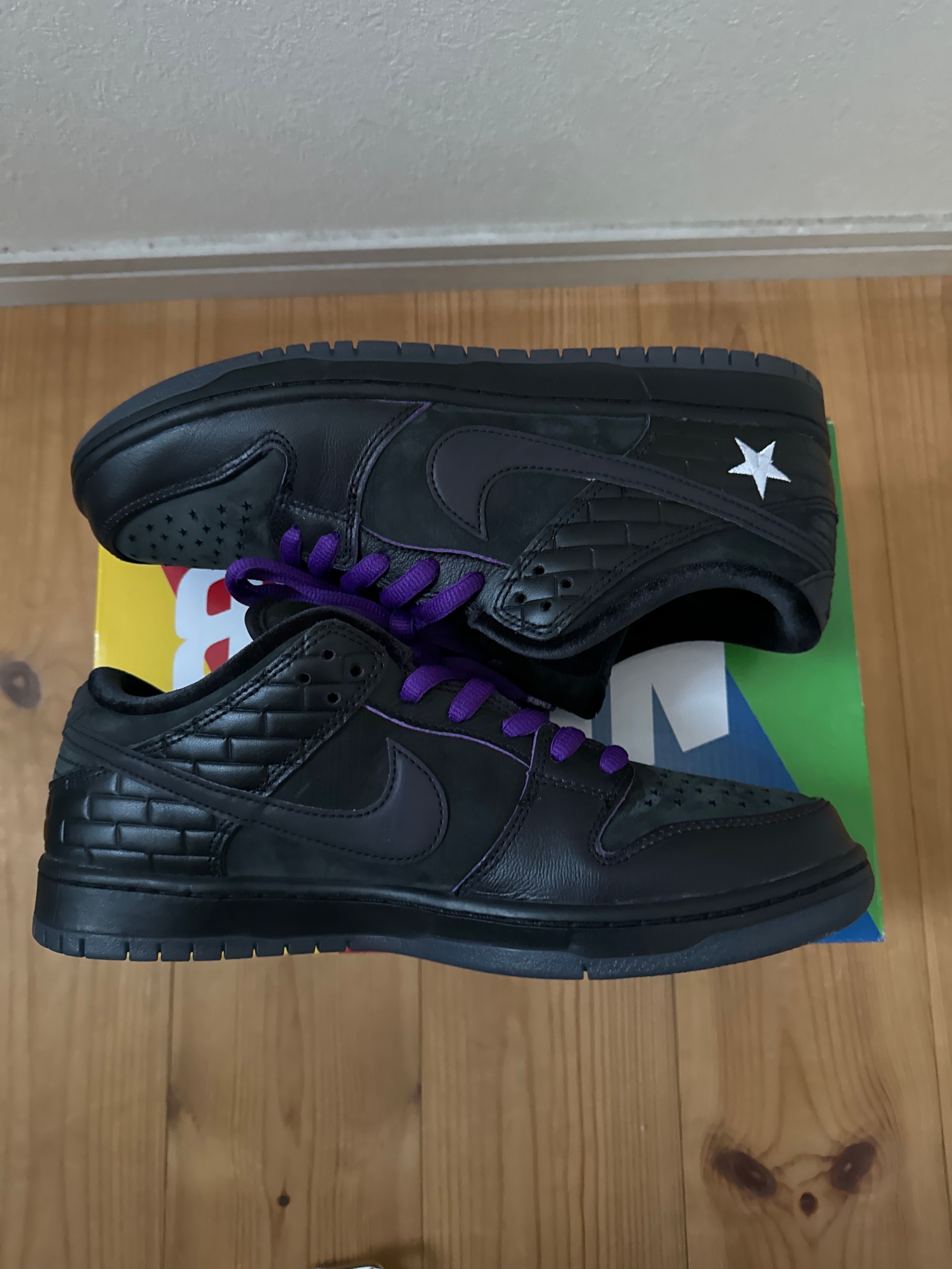 Familia × Nike SB Dunk Low First Avenue "Black/Voltage Purple-White"